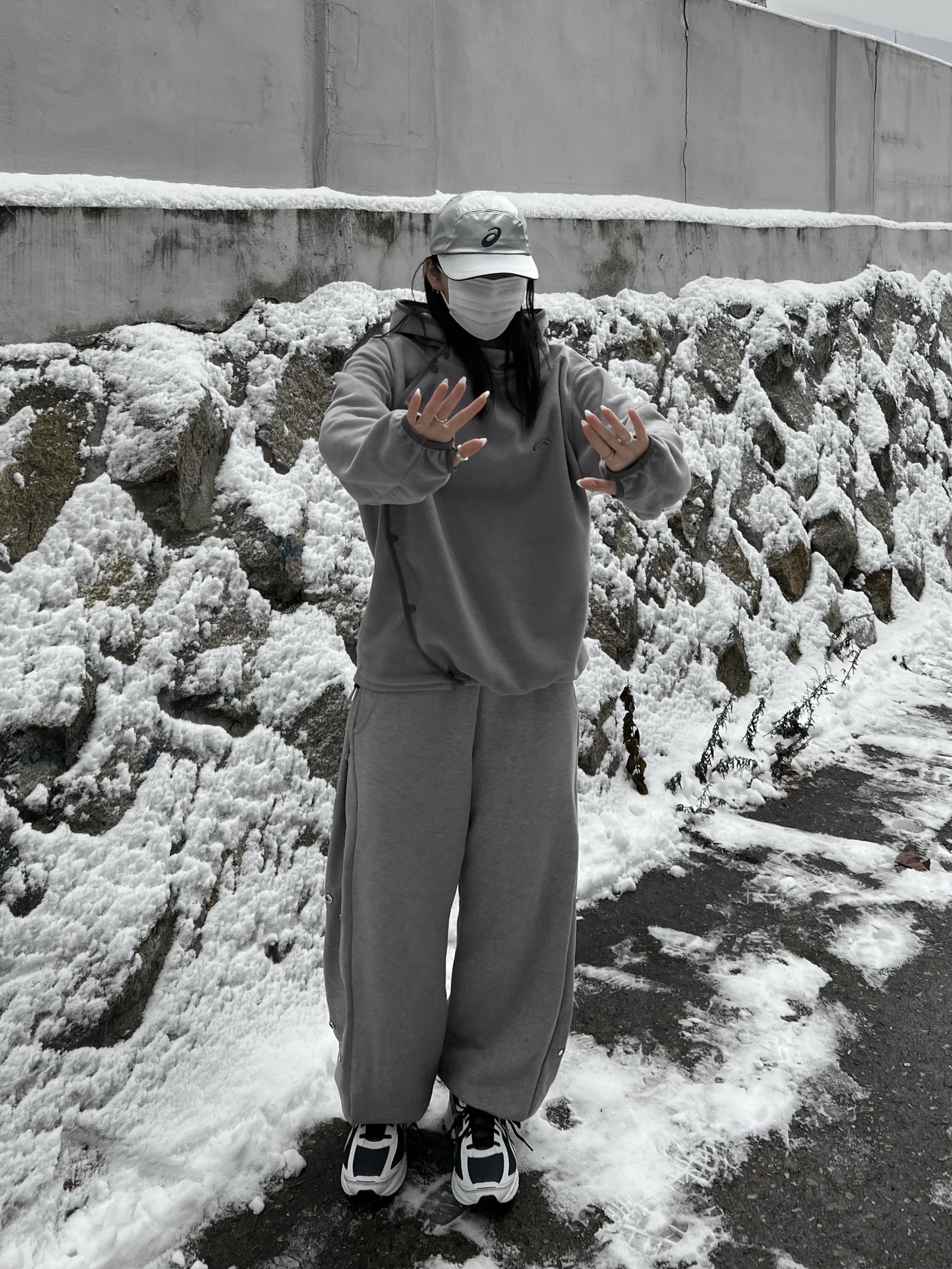 IAB Studio x Asics Silver Woven Cap 착용 스타일 - 1