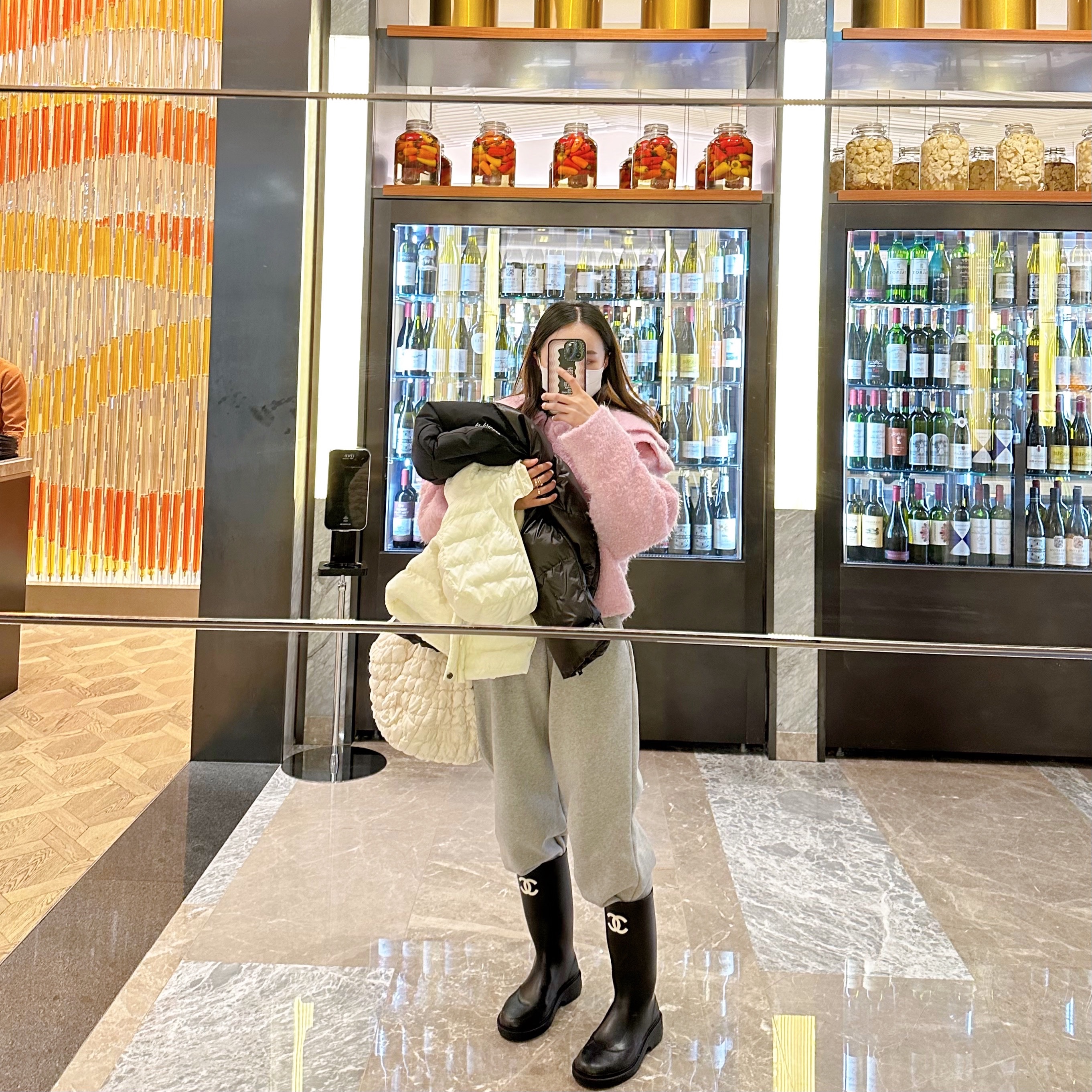 (W) Chanel Boots Caoutchouc & Black, COS Quilted Oversized Shoulder Bag Off White Light Beige 착용 스타일 - 1