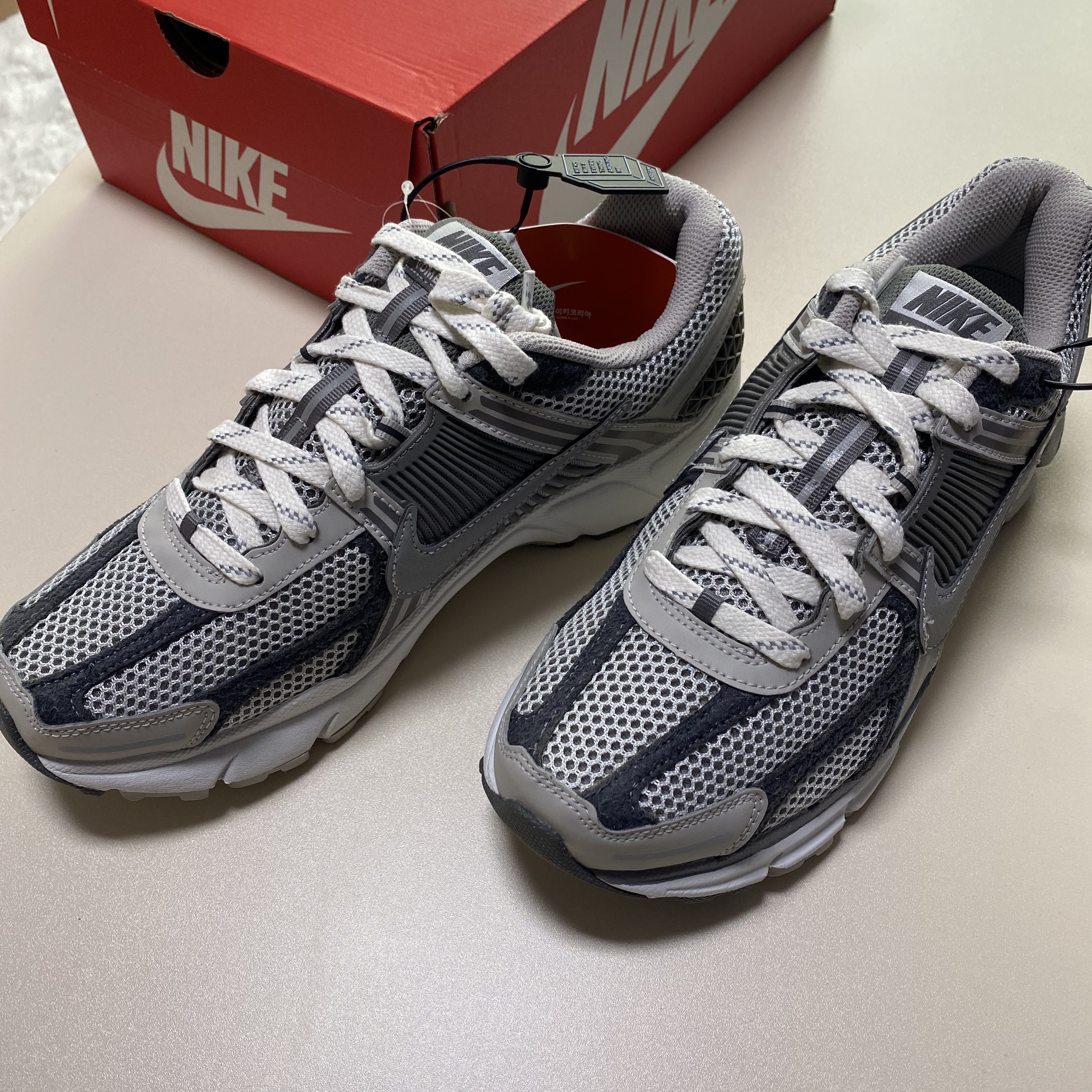 Nike Zoom Vomero 5 PRM Light Iron Ore and Flat Fewter 착용 스타일