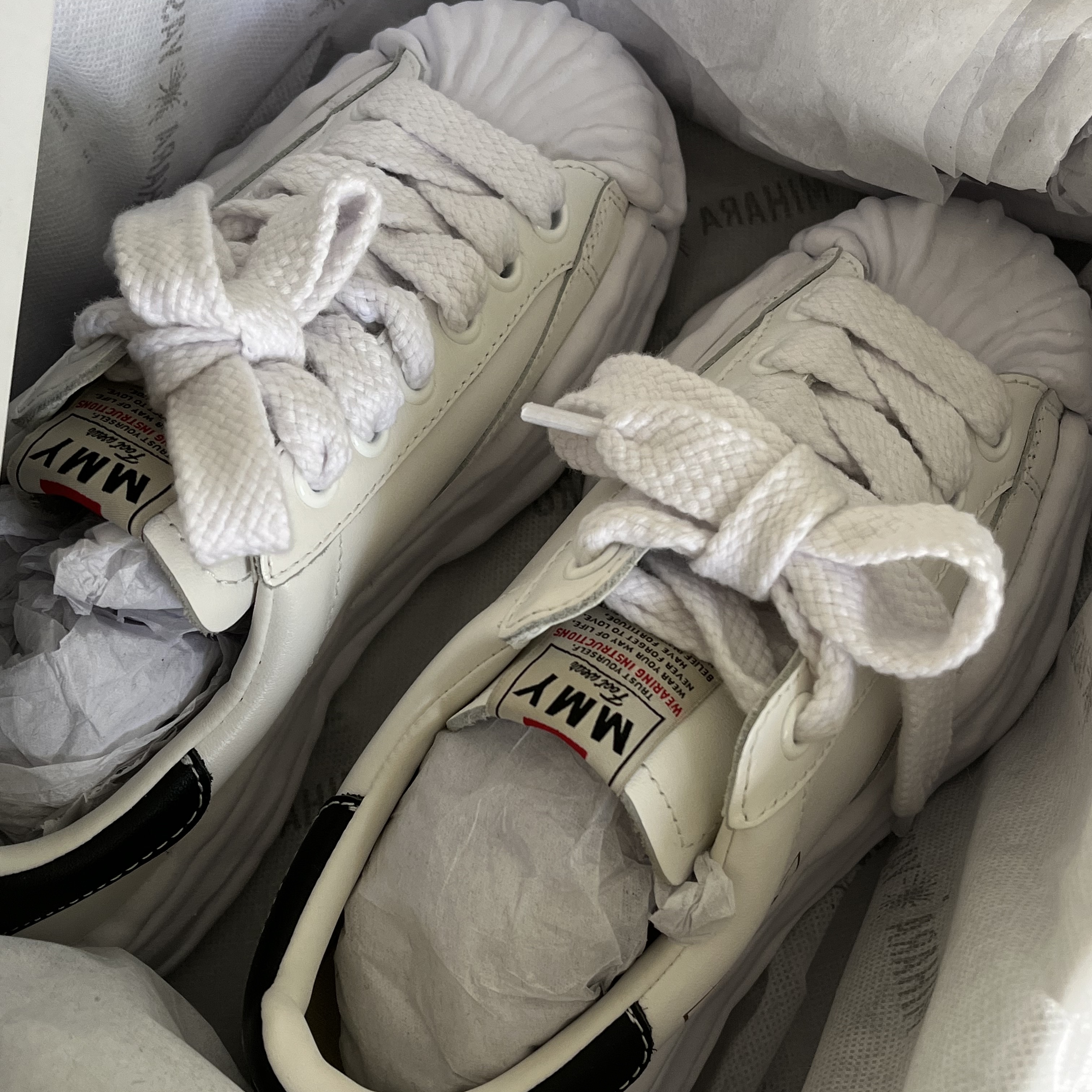 Maison Mihara Yasuhiro Blakey OG Sole Canvas Low-top Sneakers White 착용 스타일 - 3