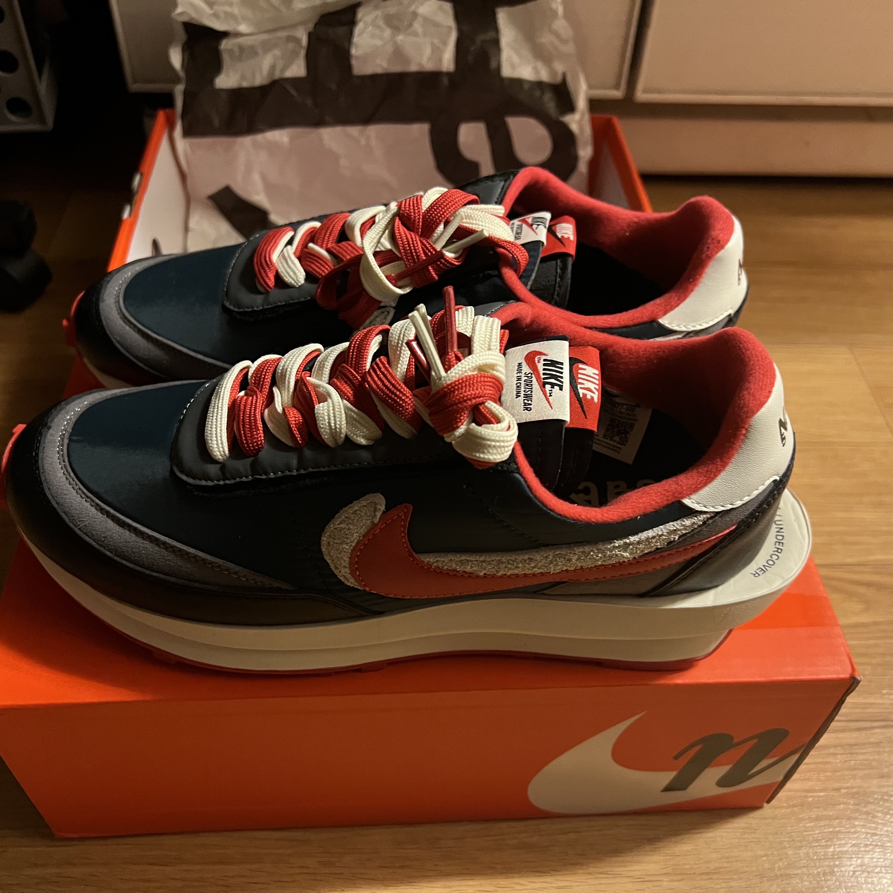 Nike x Sacai x Undercover LDWaffle Midnight Spruce University Red 착용 스타일 - 4