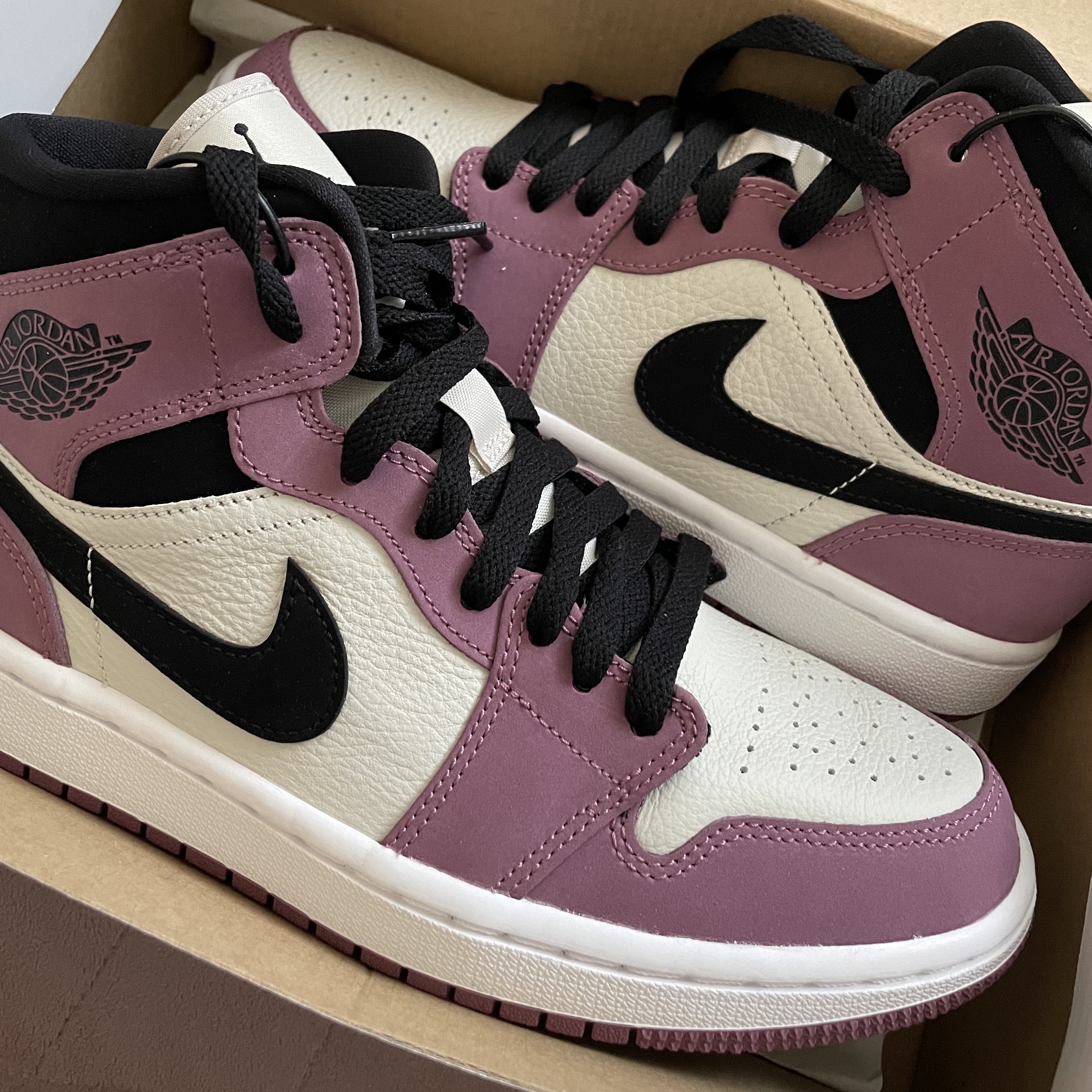 (W) Jordan 1 Mid SE Light Mulberry 착용 스타일 - 2