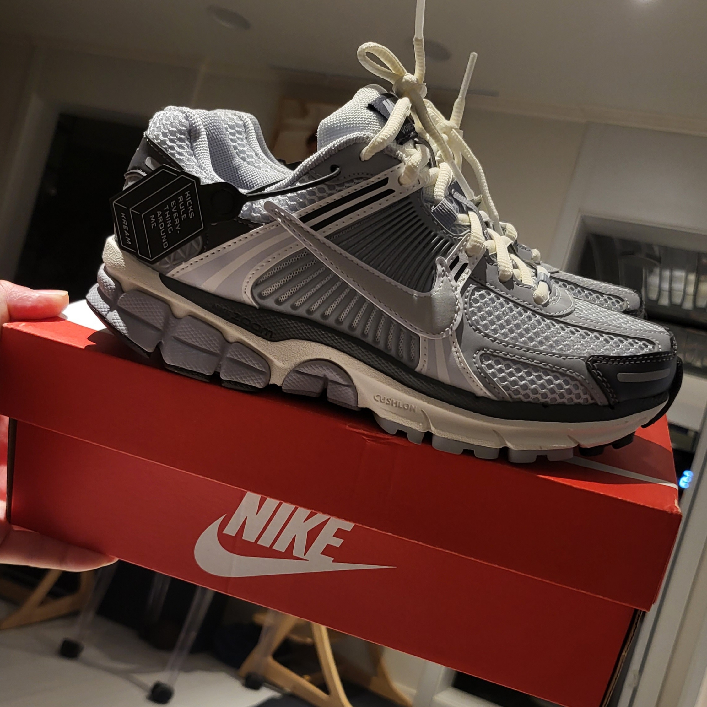(W) Nike Zoom Vomero 5 Pure Platinum Metallic Silver 착용 스타일