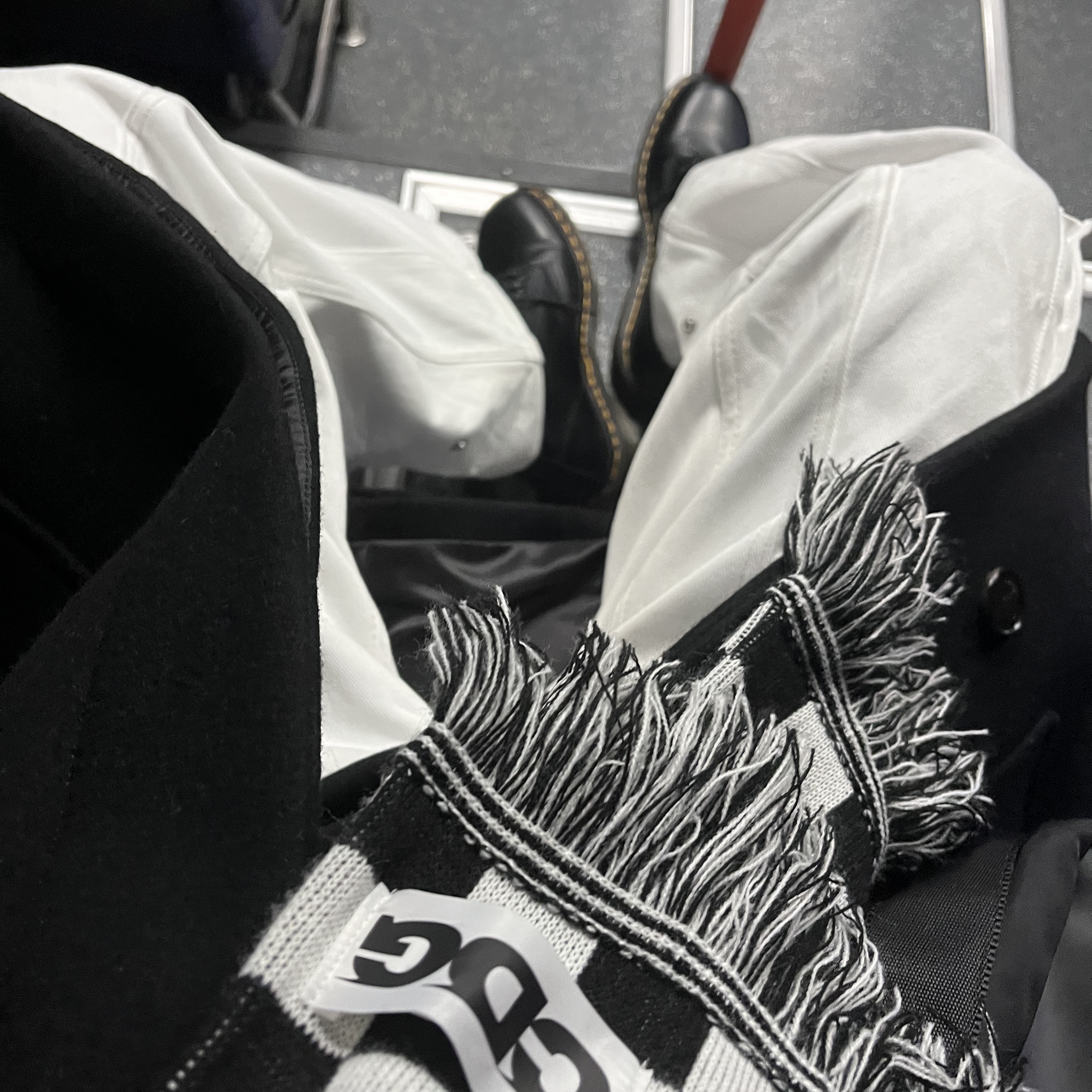 CDG Logo Check Muffler White Black 착용 스타일 - 1