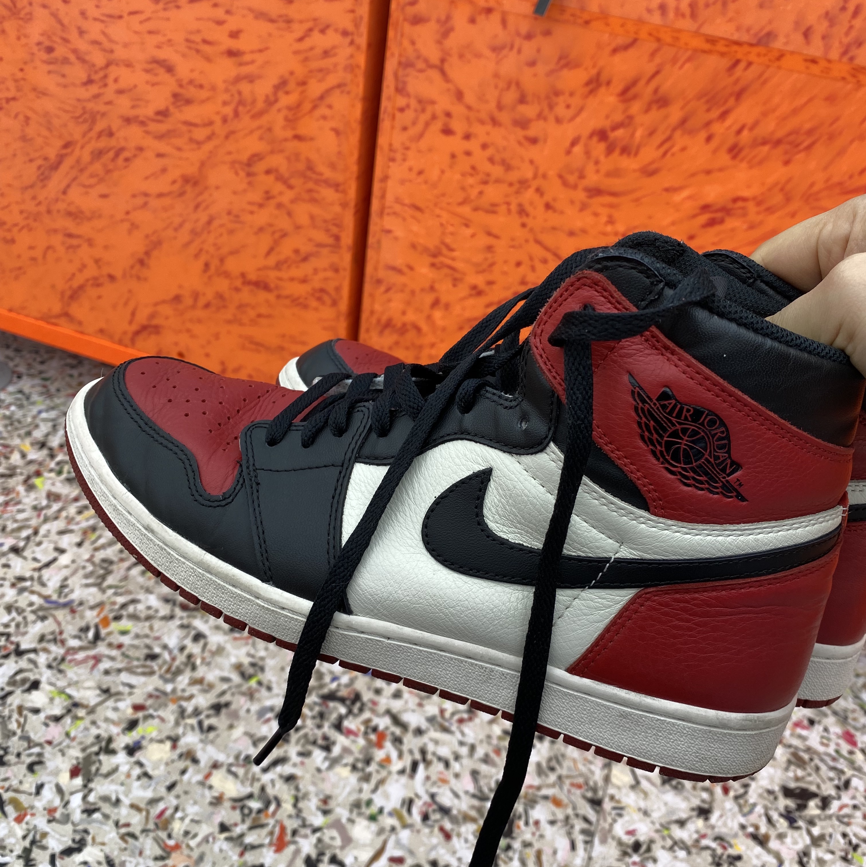 Jordan 1 Retro High OG Bred Toe, Nike NRG Solo Swoosh Fleece Pants Dark Grey Heather - US/EU 착용 스타일 - 5