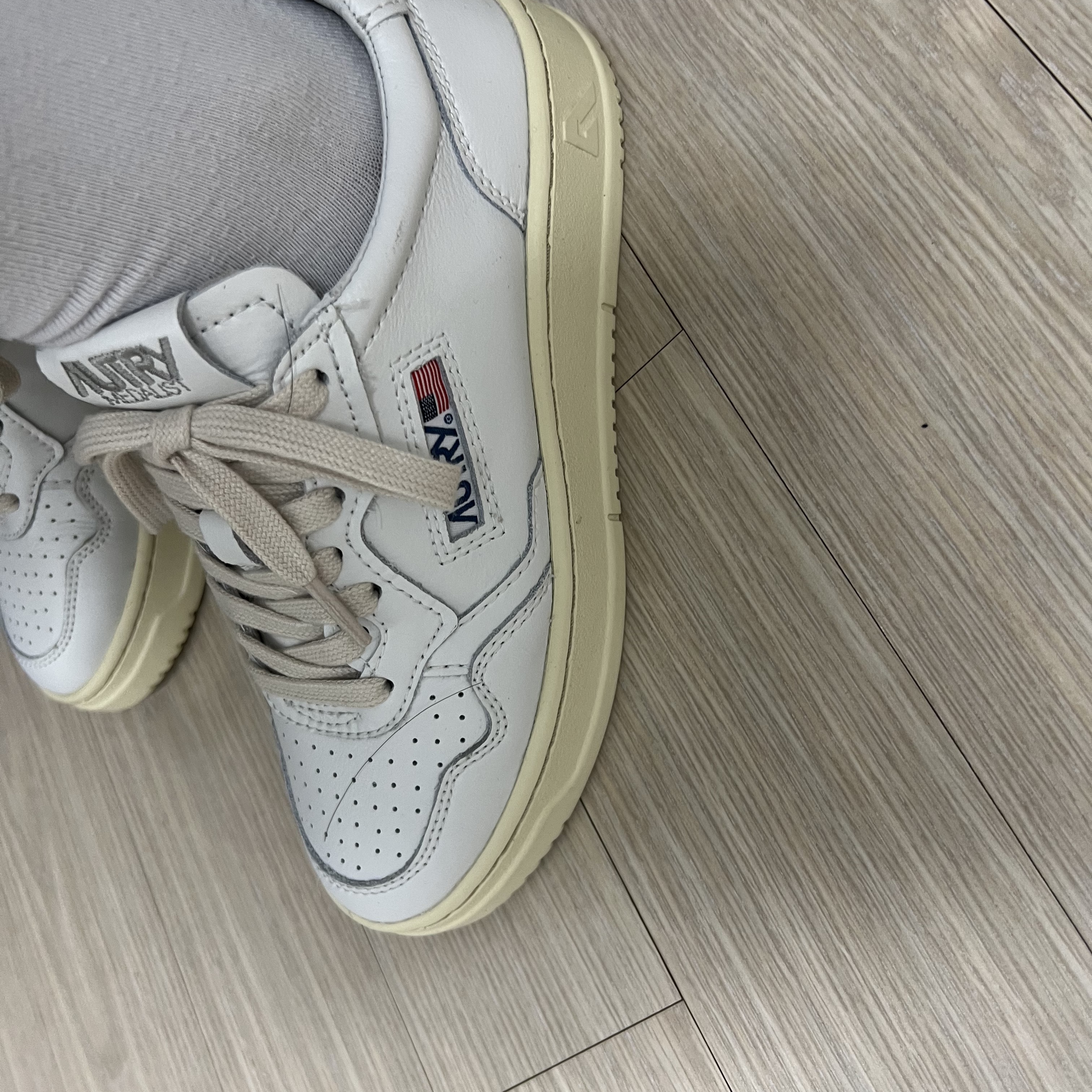 (W) Autry Medalist Low Leather Sneakers White 착용 스타일