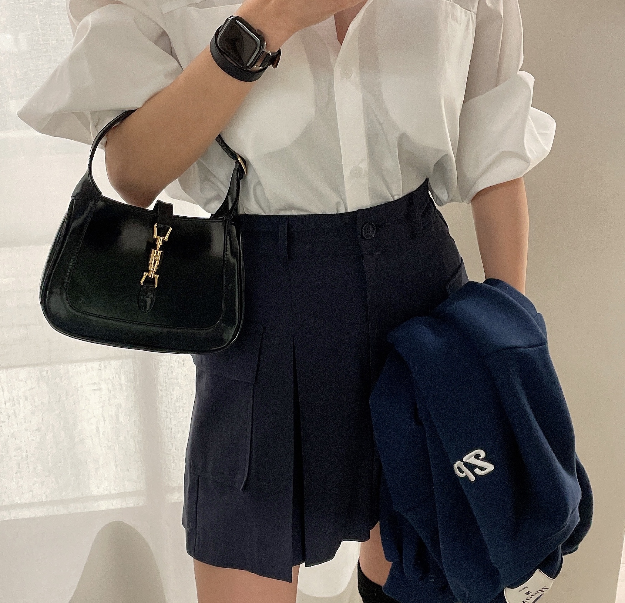 Gucci Jackie 1961 Mini Shoulder Bag Black, Apple Watch Hermes Series 7 41mm Silver Stainless Steel Case with Attelage Double Tour Gold (Korean Ver.) 착용 스타일
