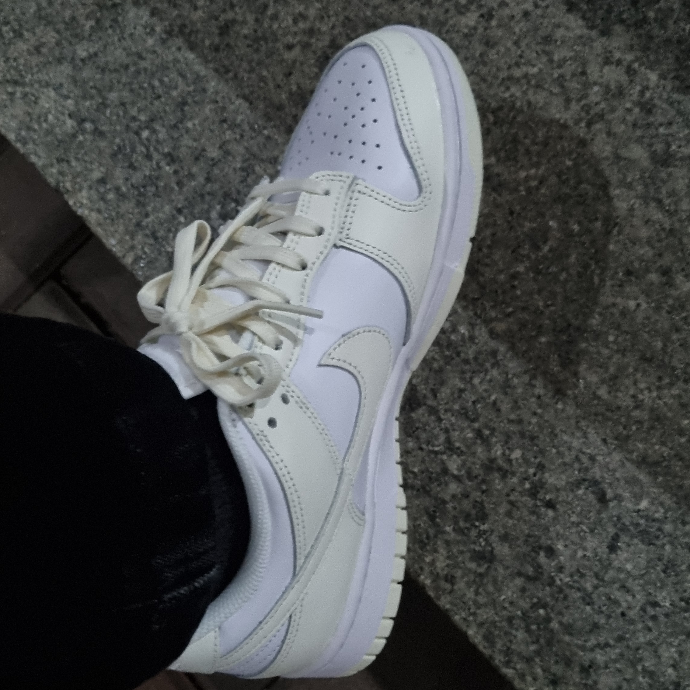 (W) Nike Dunk Low White and Sail 착용 스타일 - 1