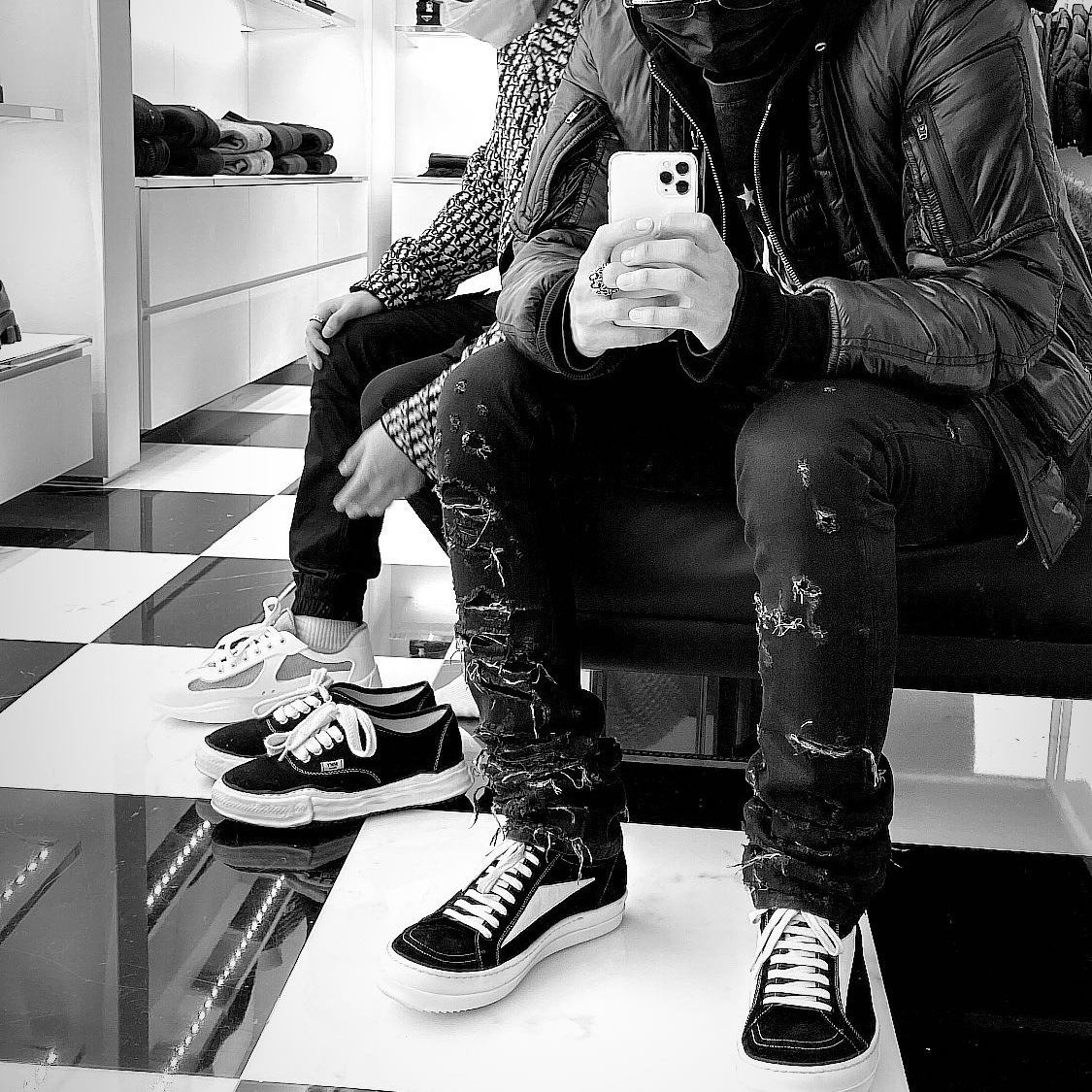 Rick Owens Suede Vintage Sneakers Black Milk White 착용 스타일