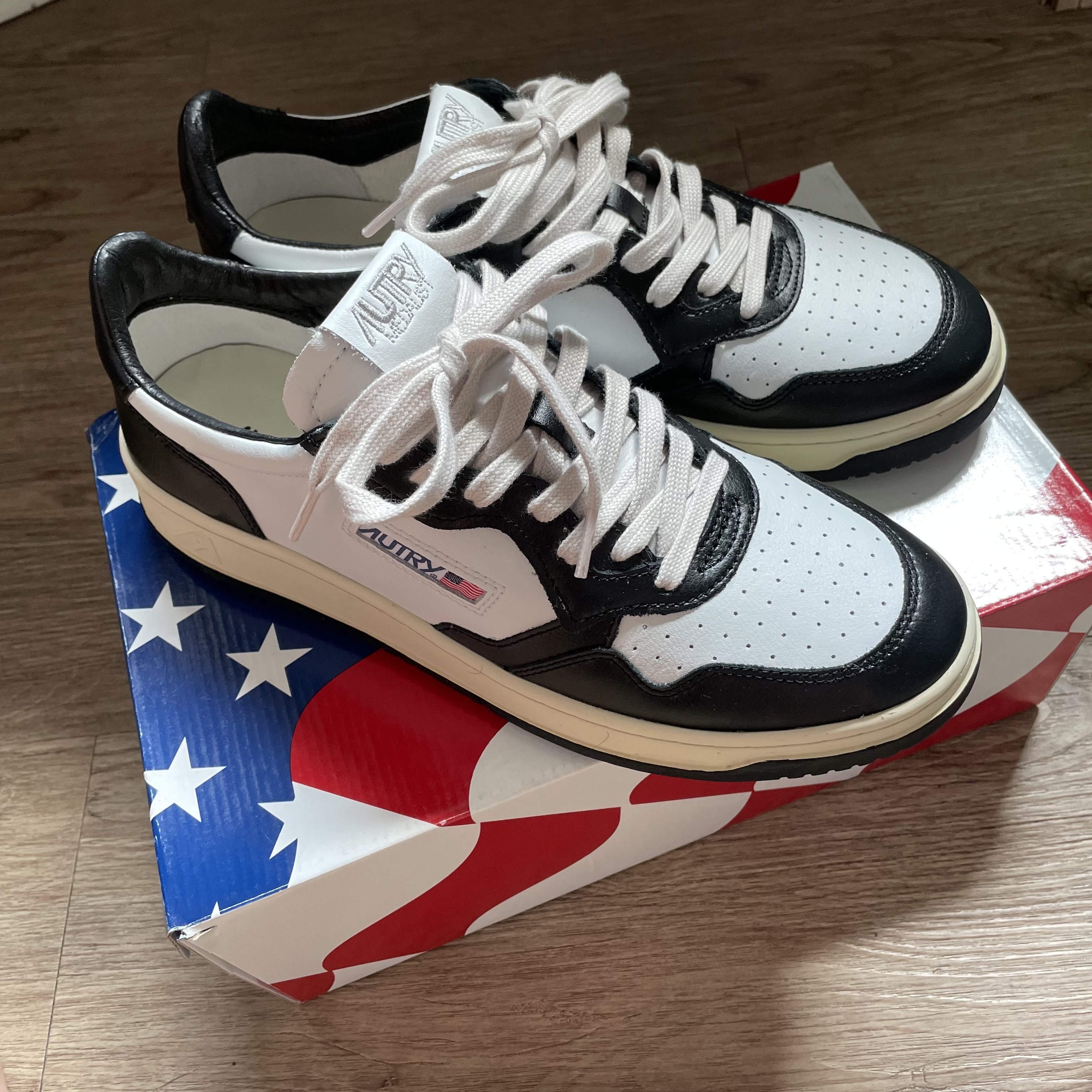 Autry Medalist Low Leather Sneakers Black White 착용 스타일