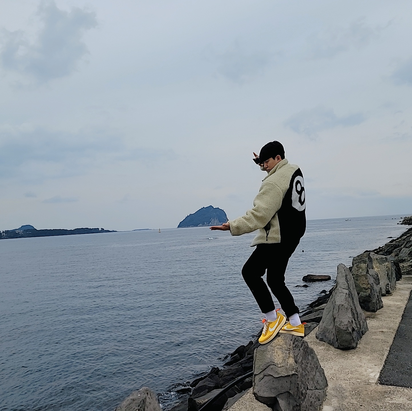 Stussy 8 Ball Sherpa Jacket Natural, Essentials The Core Collection Sweatpants Black 착용 스타일