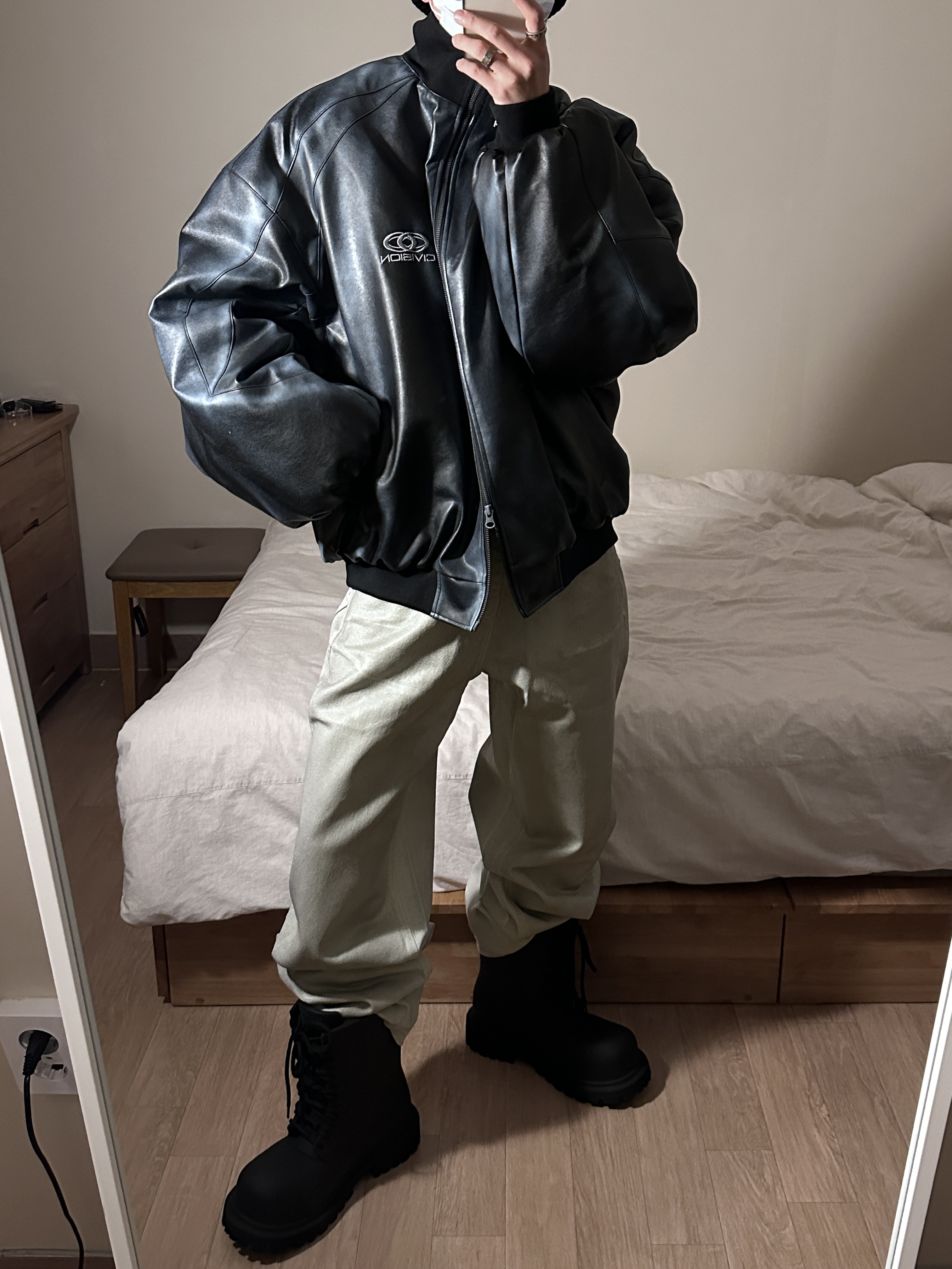 Balenciaga XL Army Boots Full Eva Black 착용 스타일 - 3
