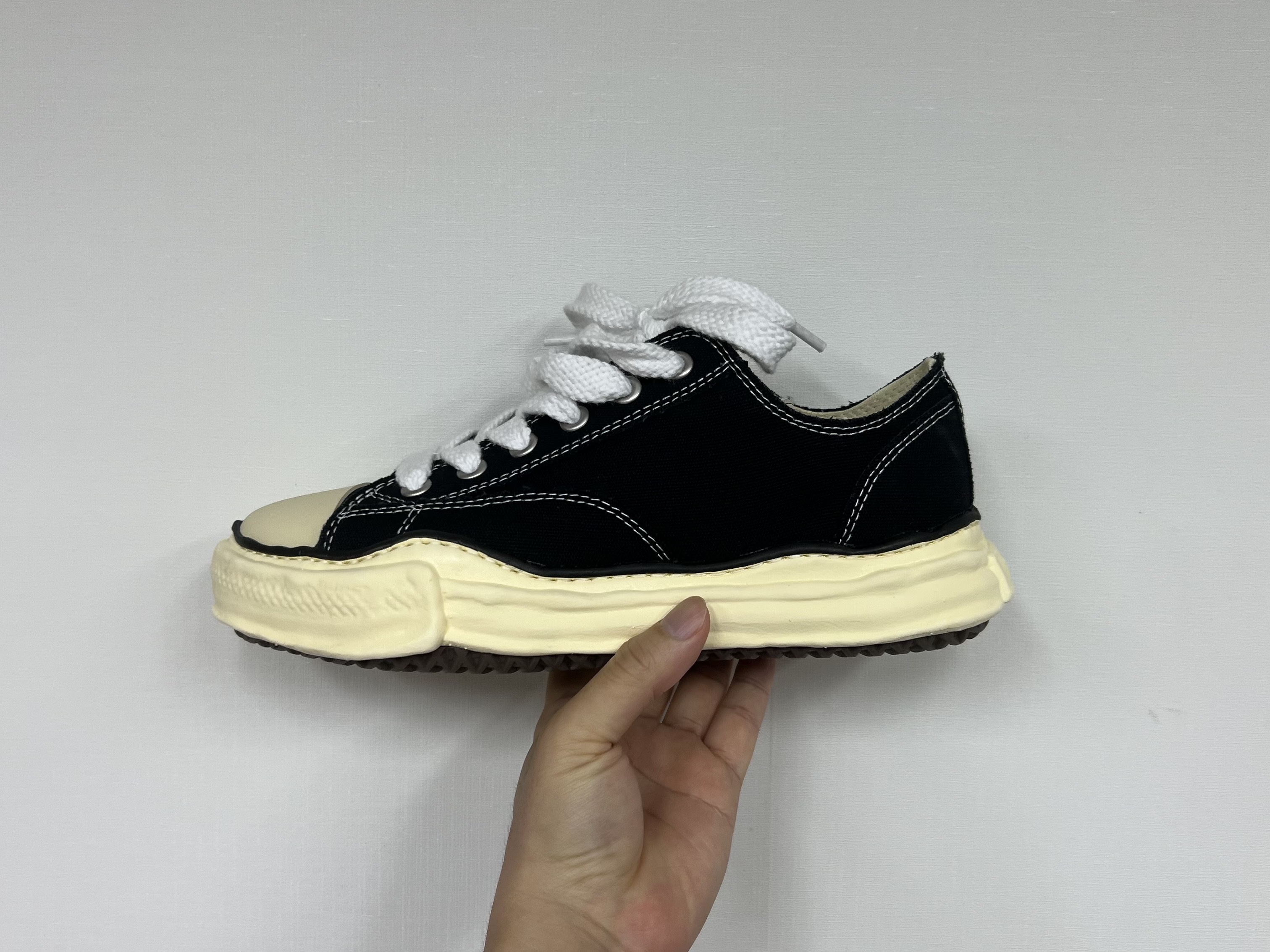 Maison Mihara Yasuhiro Peterson VL OG Sole Canvas Low-top Sneakers Black 착용 스타일