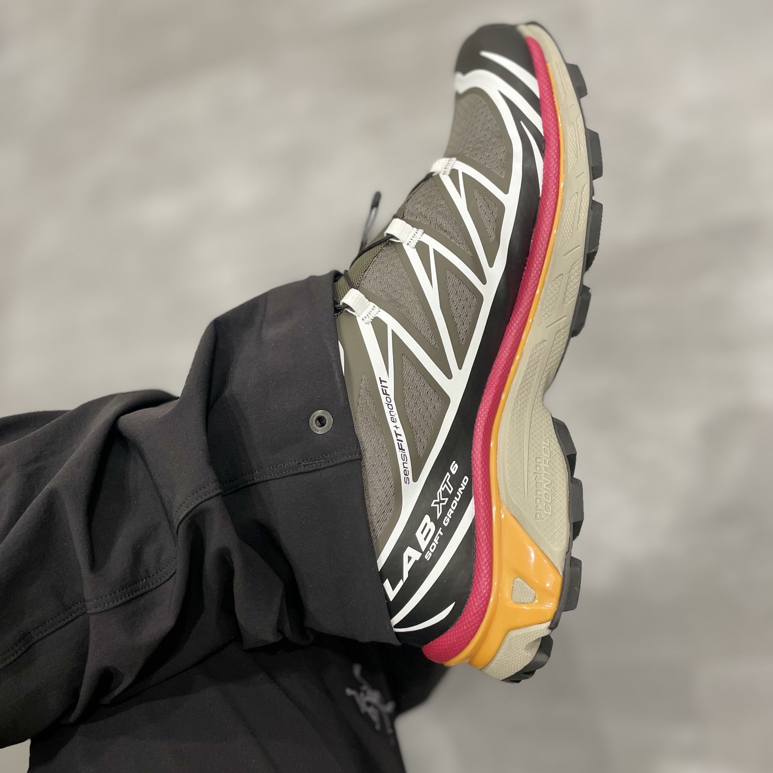 Salomon XT-6 Beluga Russet Orange, Arc'teryx Gamma LT Pants Black 착용 스타일