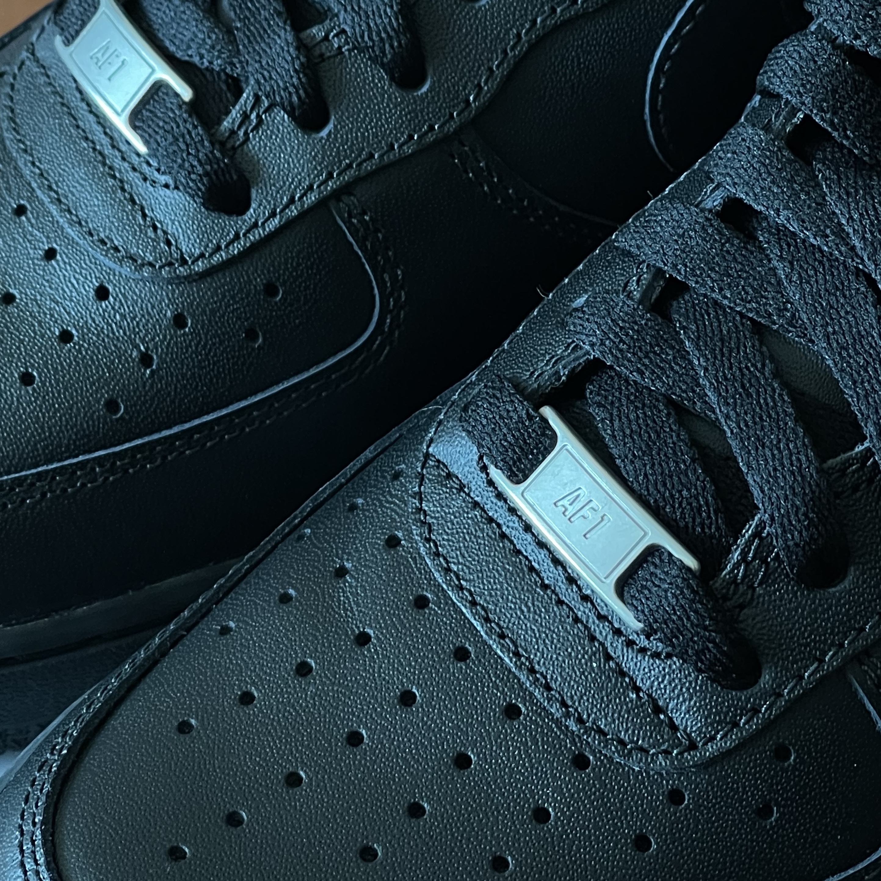 Nike Air Force 1 '07 Low Triple Black 착용 스타일