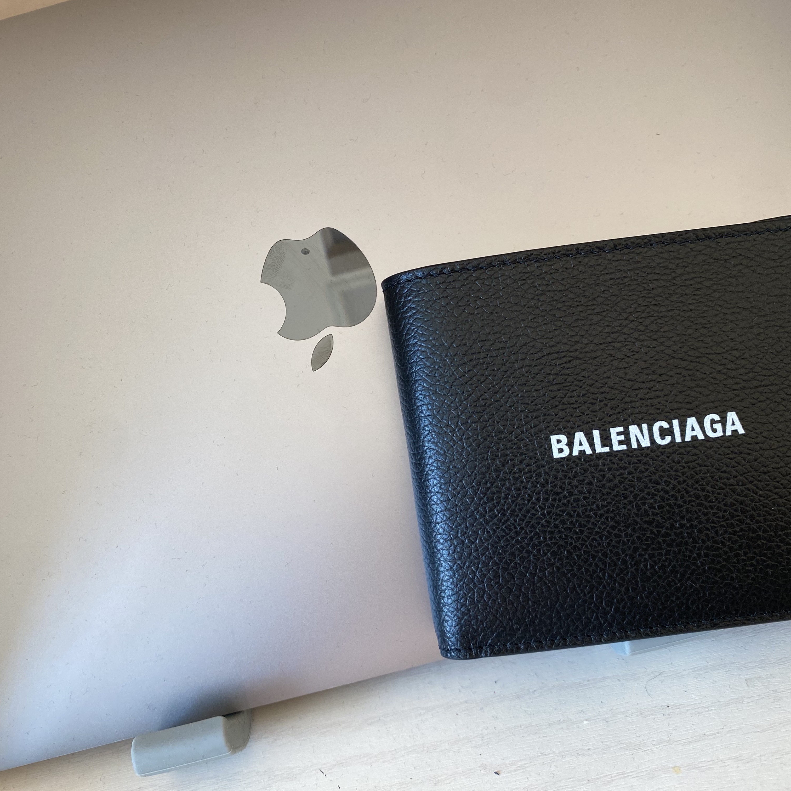 Balenciaga Cash Square Folded Wallet Black, Apple 2020 MacBook Air 13 M1 256GB SSD / 8GB RAM Silver (Korean Ver.) 착용 스타일