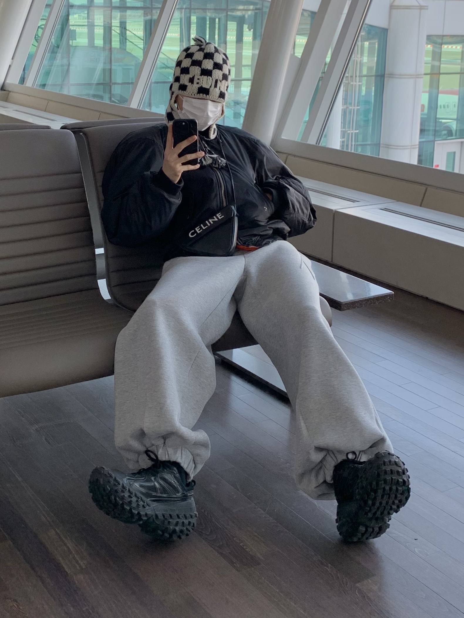Celine Peruvian Beanie in Checked Alpaca Wool Black Off White, Balenciaga Defender Sneakers Black 착용 스타일 - 2