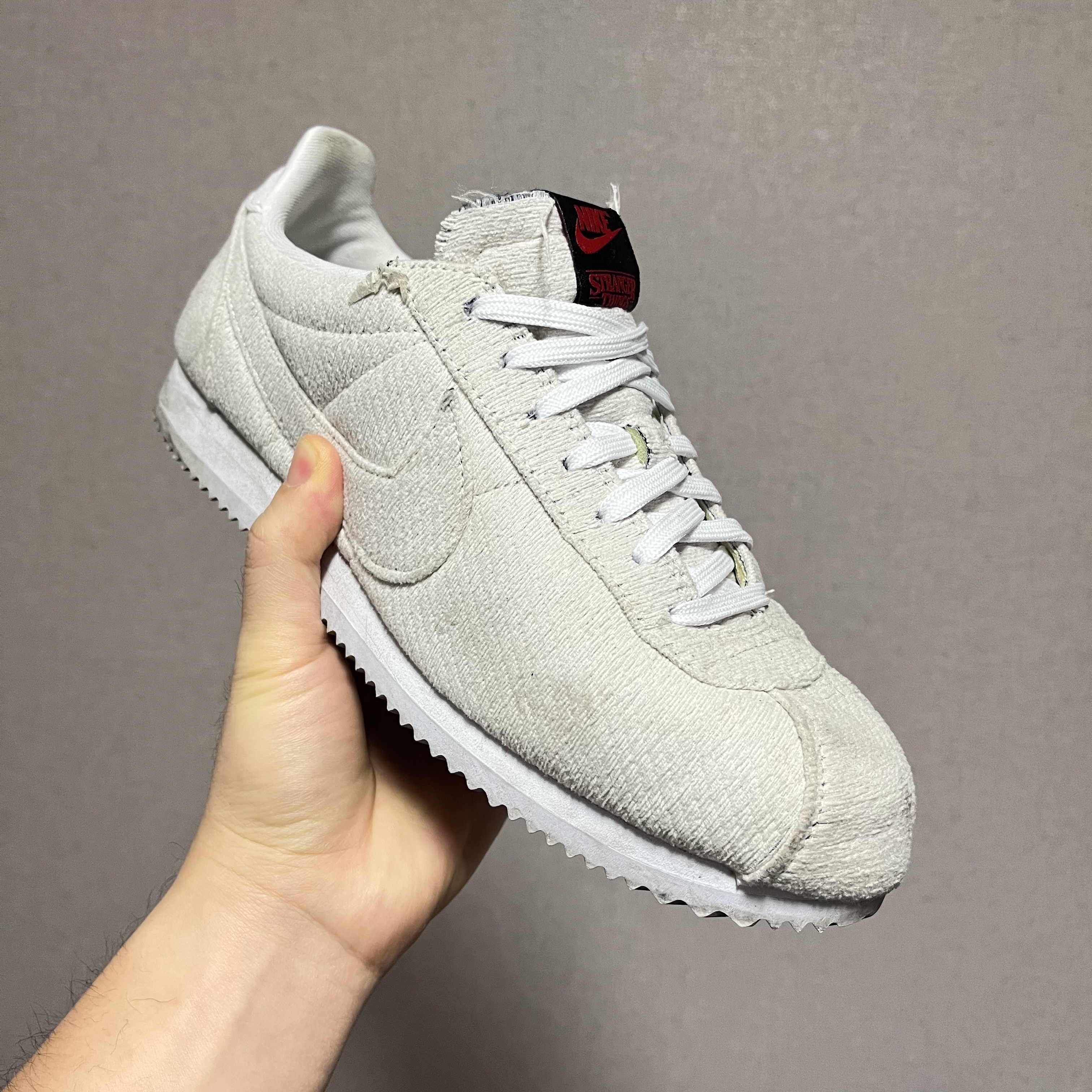 Nike x Stranger Things Classic Cortez Sail Upside Down Pack 착용 스타일