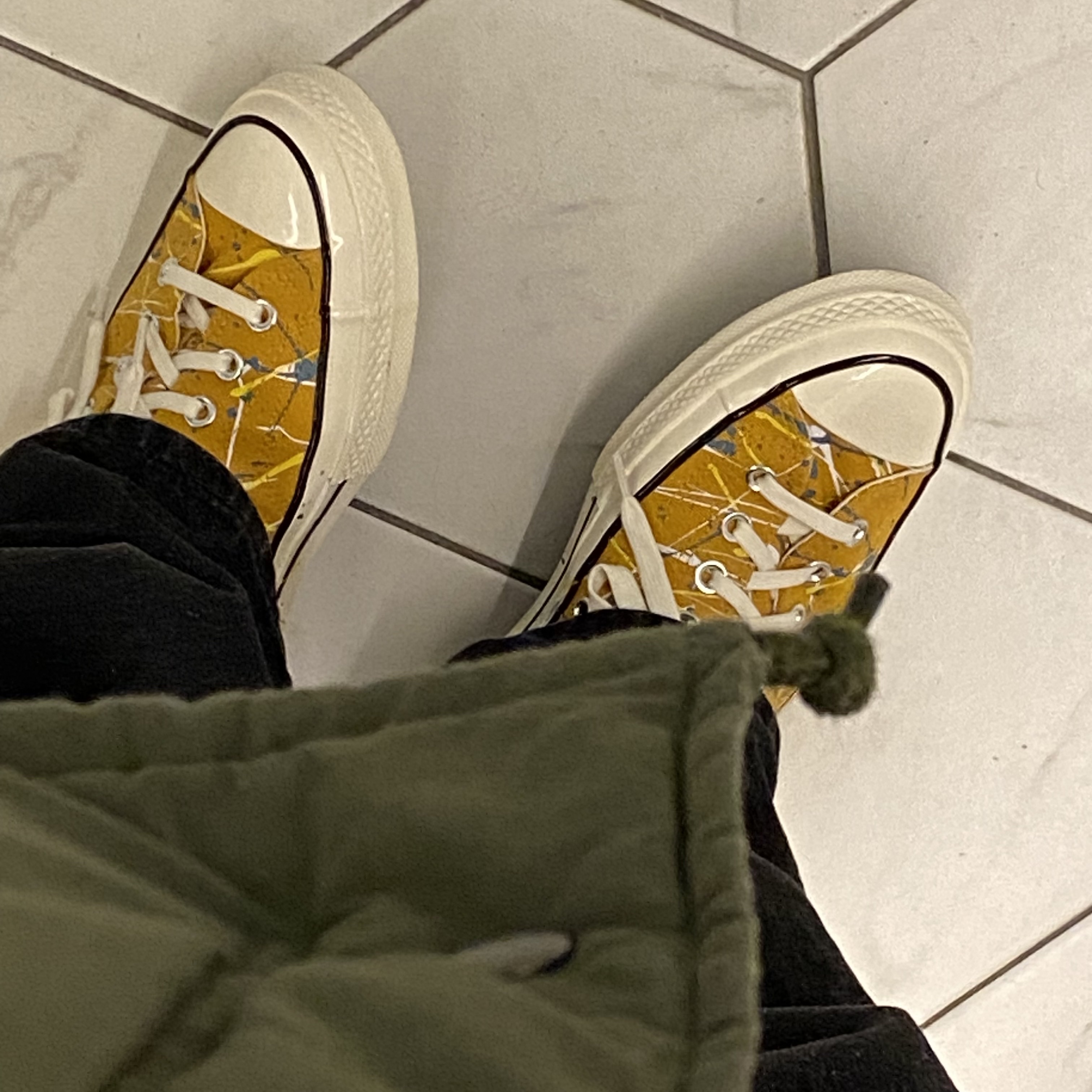 Converse Chuck 70 Ox Paint Splatter Sunflower Gold 착용 스타일 - 3