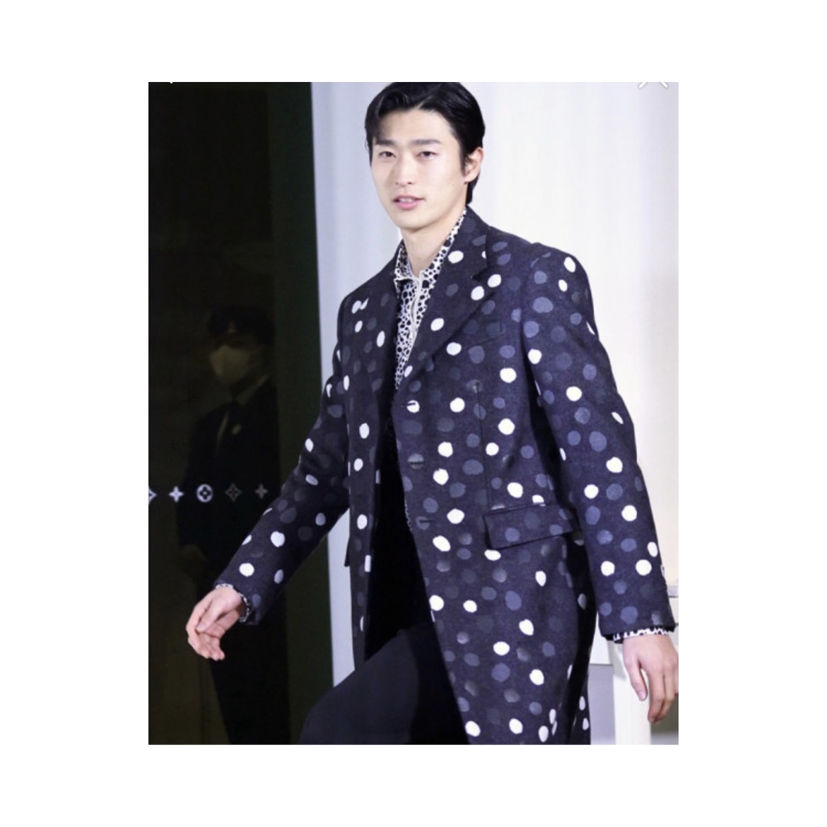 Louis Vuitton x YK Painted Dots Printed Coat Sea Lion Grey 착용 스타일 - 1