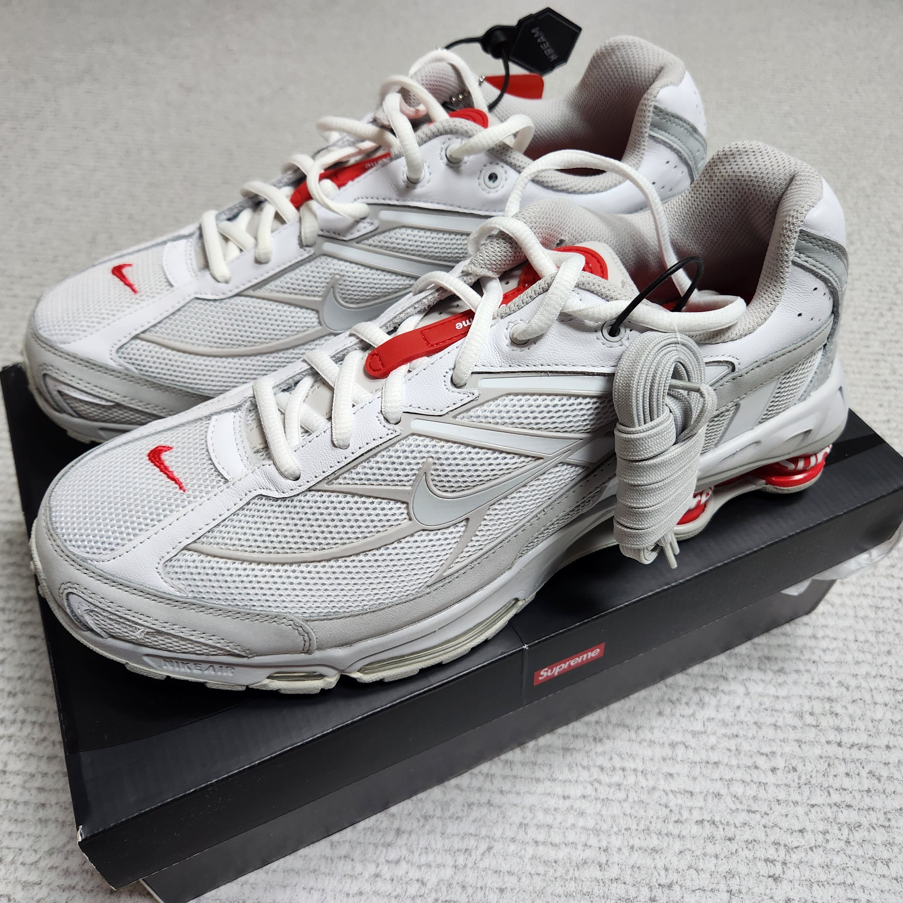 Nike x Supreme Shox Ride 2 SP White 착용 스타일 - 2