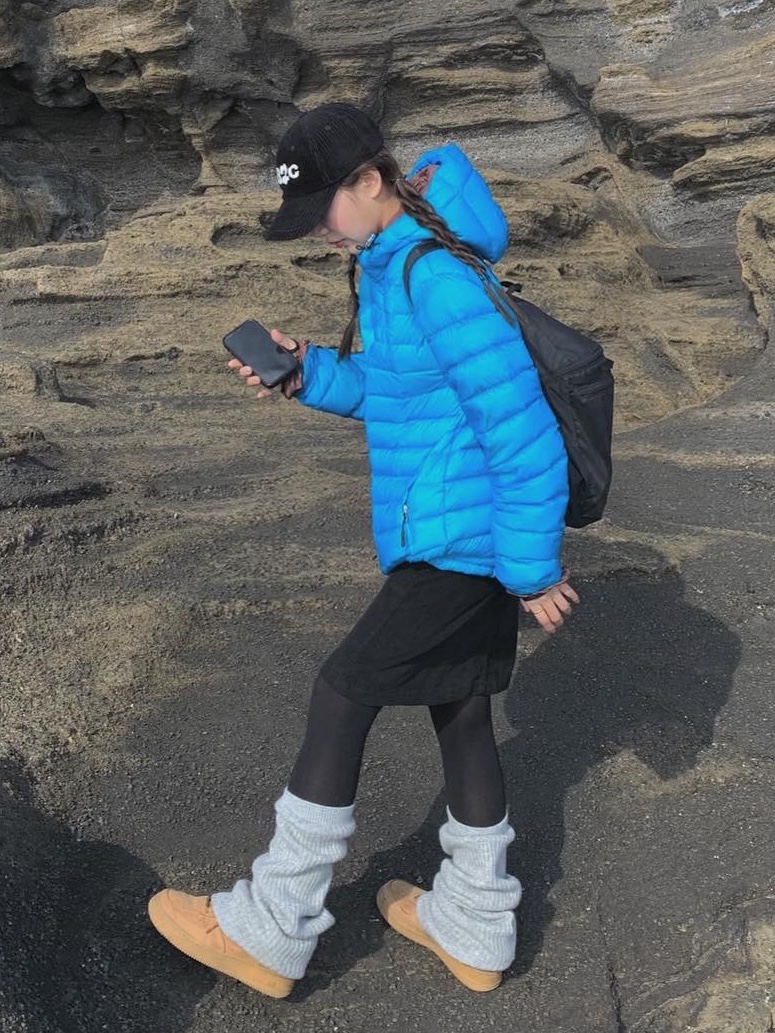 Arc'teryx Heliad 15 Backpack Black, Apple iPhone 14 Pro 128GB Space Black (Korean Ver.) 착용 스타일