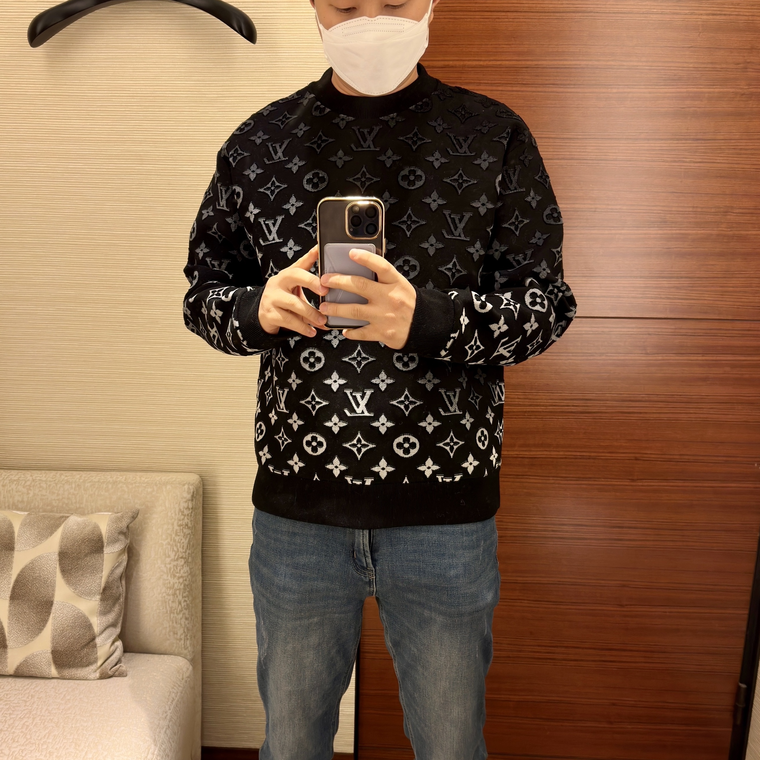 Louis Vuitton Gradient Monogram Fil Coupe Sweatshirt Multicolor 착용 스타일