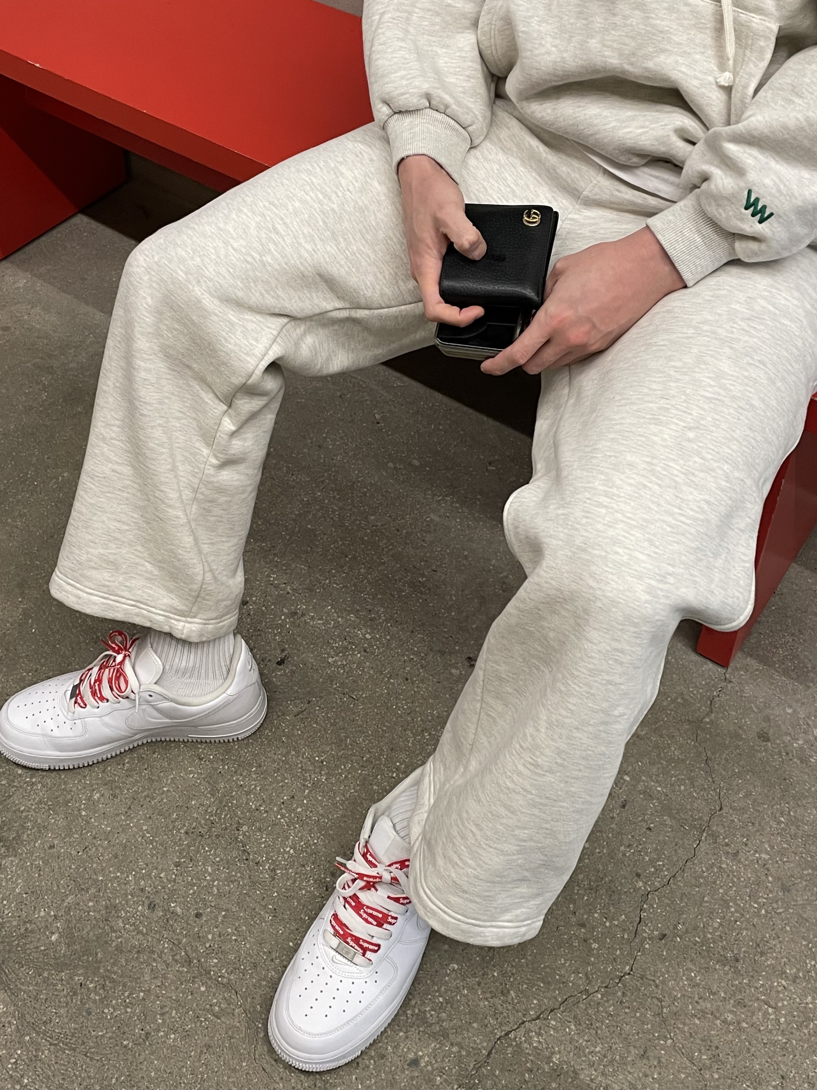 Nike x Supreme Air Force 1 Low White, Gucci GG Marmont Leather Bi-Fold Wallet Black Gold 착용 스타일 - 1