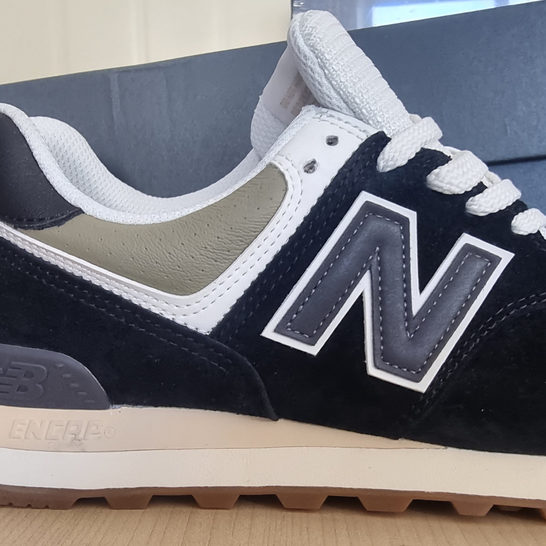 New Balance 574 Black Olive Gum 착용 스타일 - 1