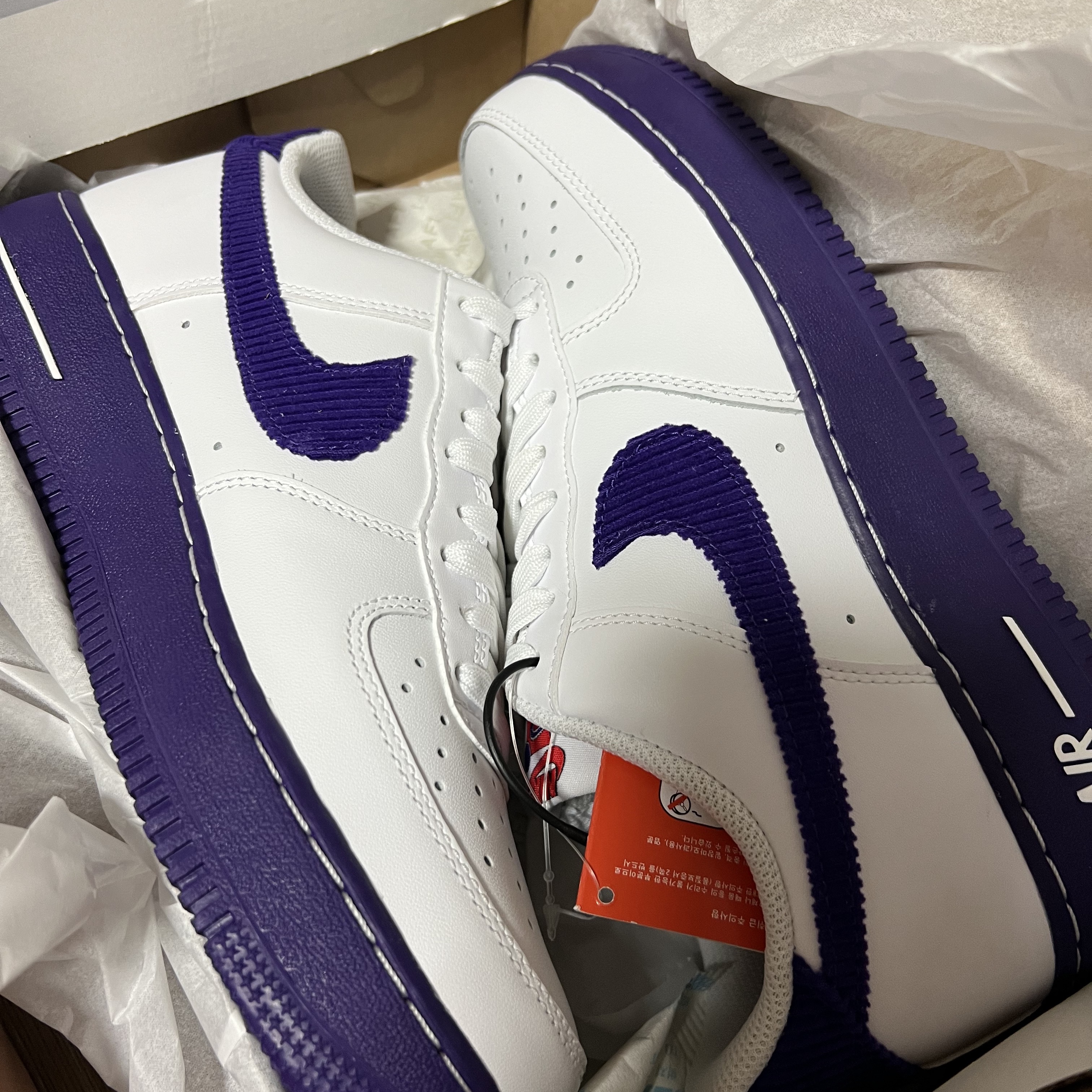 Nike Air Force 1 '07 LV8 EMB White and Court Purple 착용 스타일