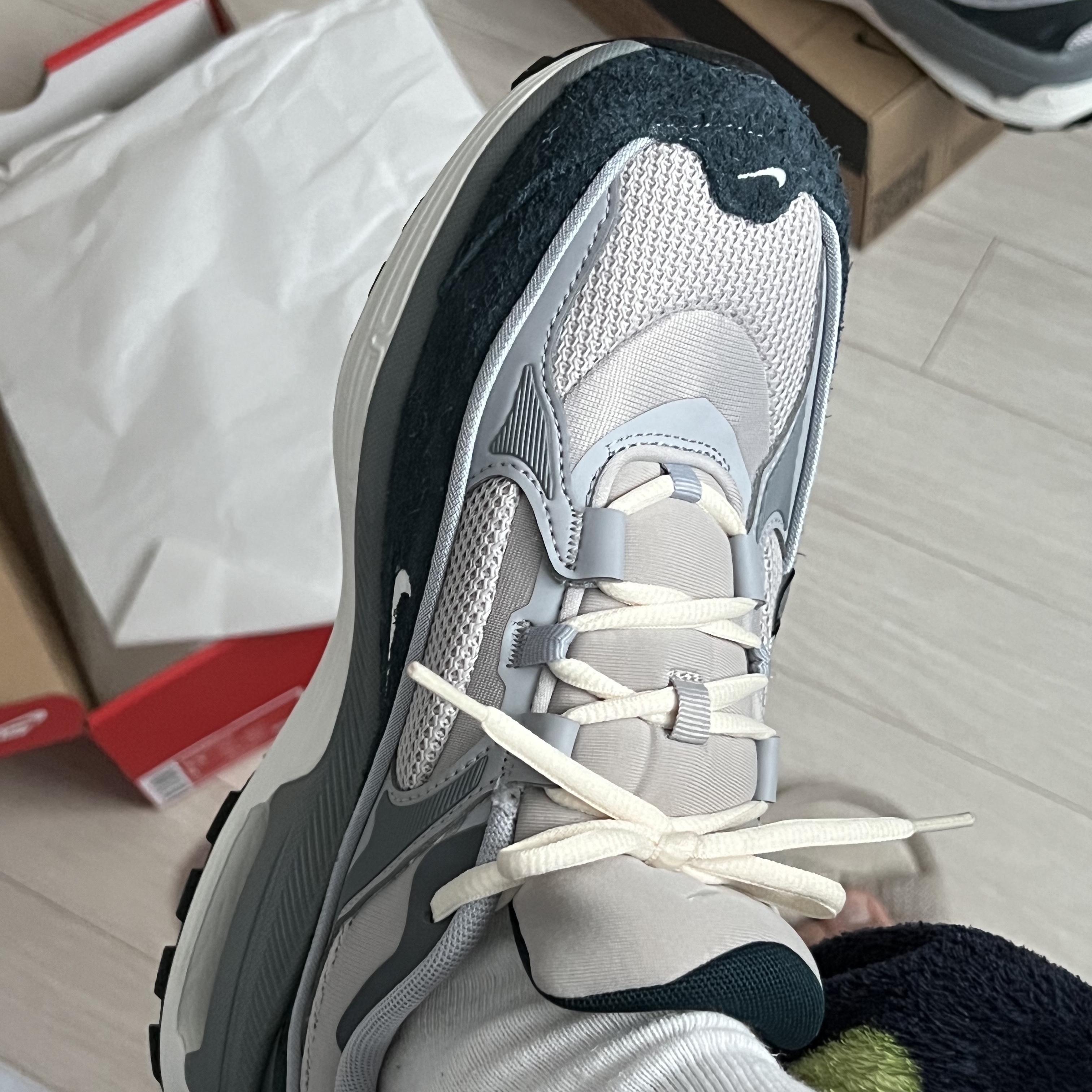 (W) Nike Air Max Bliss Light Iron Ore Armory Navy 착용 스타일 - 3