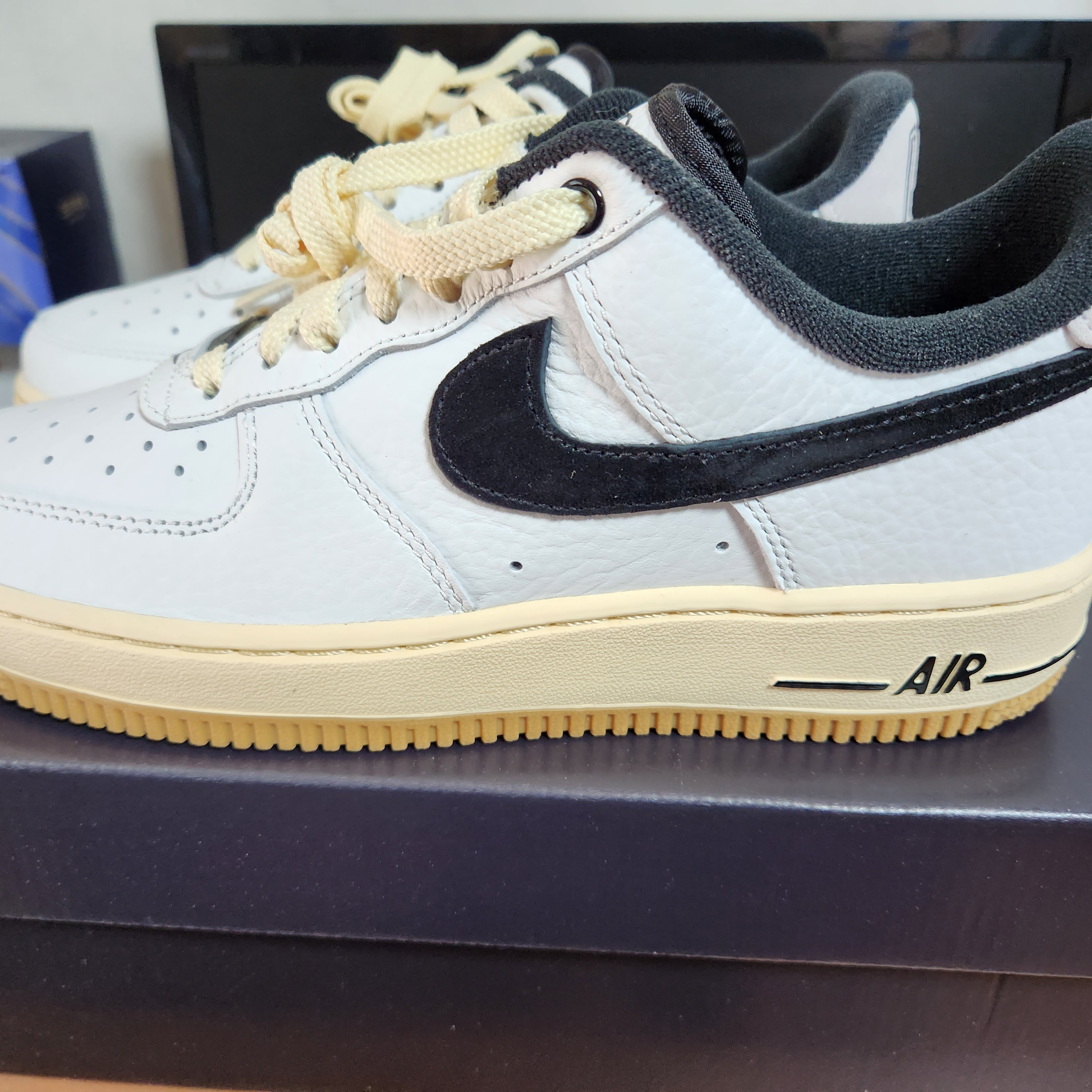 (W) Nike Air Force 1 '07 LX Black and Summit White 착용 스타일 - 2