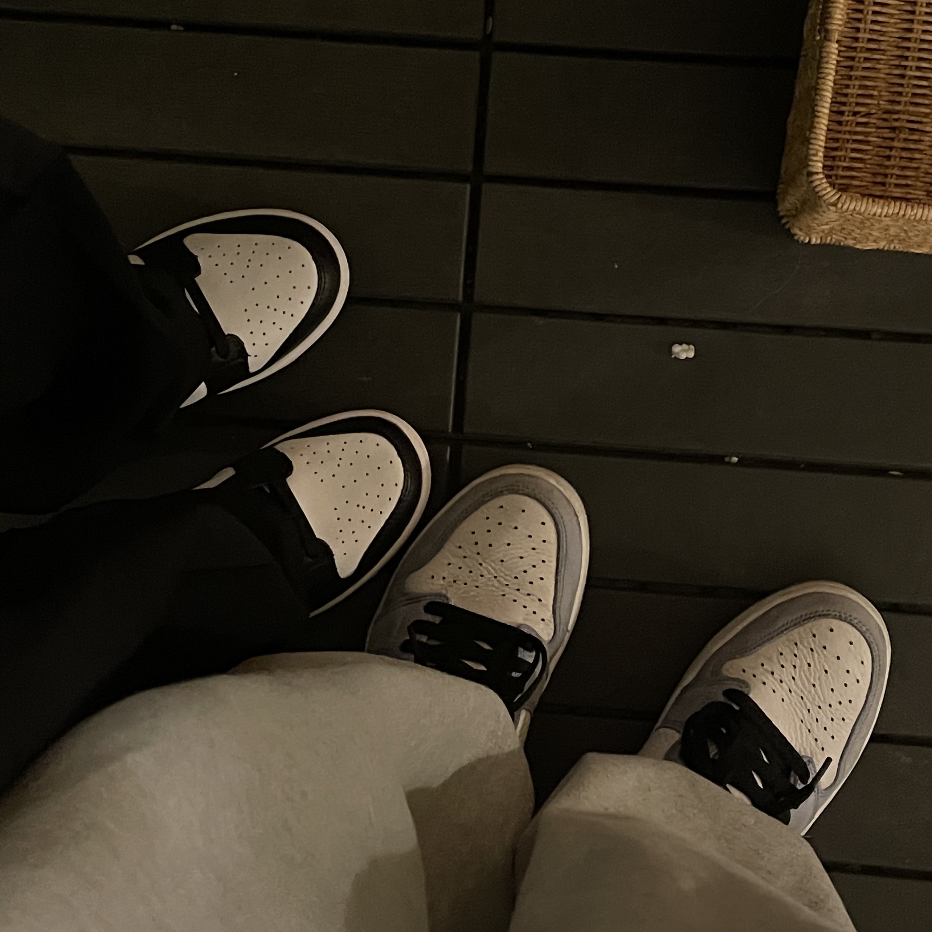 (W) Nike Dunk Low Black, Jordan 1 Retro High OG University Blue 착용 스타일