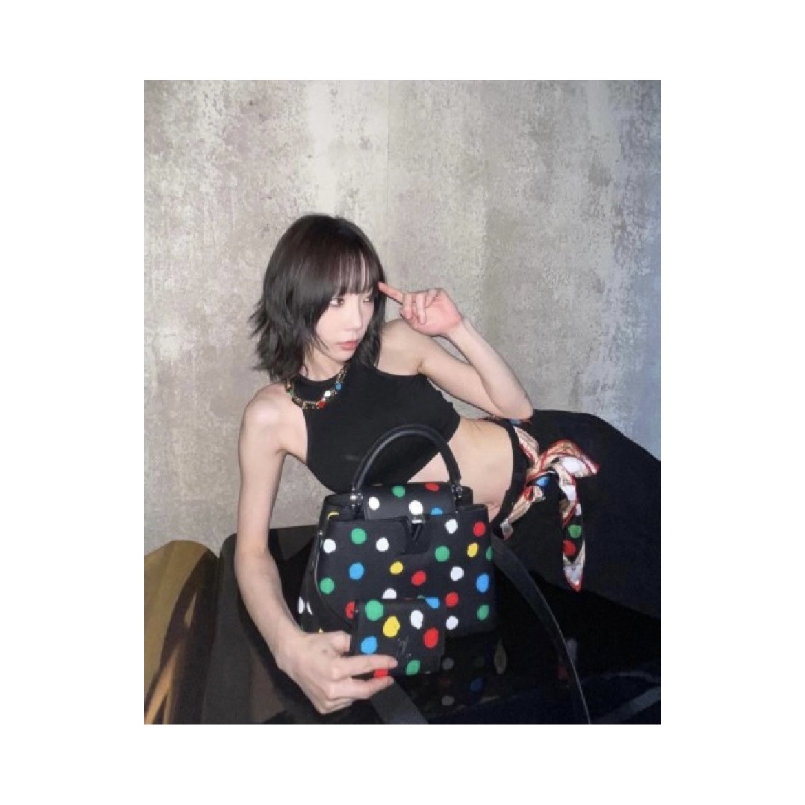 Louis Vuitton x YK Twist MM Red White, Louis Vuitton x YK Capucines MM Black 착용 스타일 - 2
