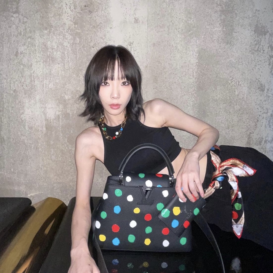 Louis Vuitton x YK Capucines MM Black, Louis Vuitton x YK Capucines Compact Wallet Black 착용 스타일 - 1