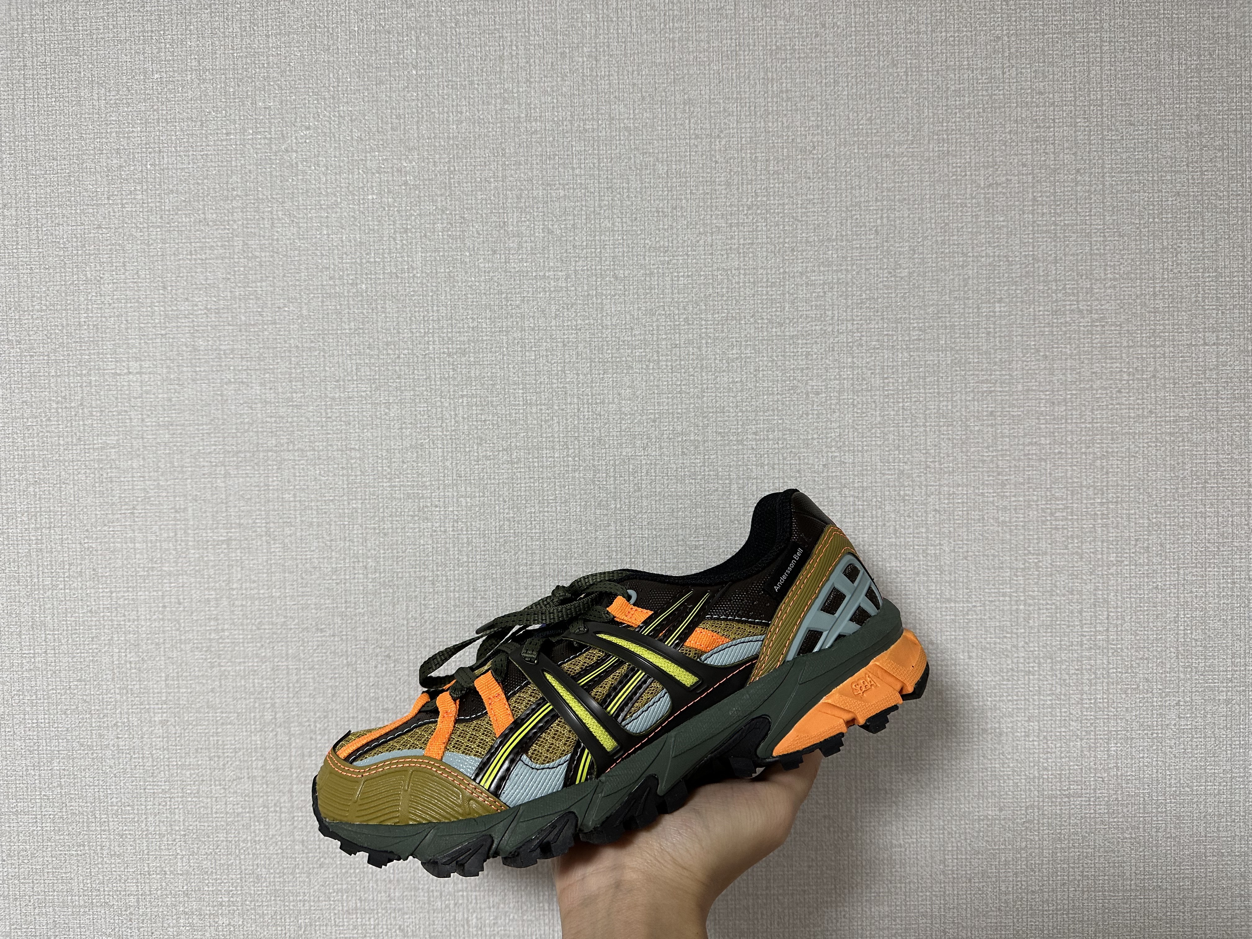 Asics x Andersson Bell Gel-Sonoma 15-50 Black Green, Asics x Andersson Bell Gel-Sonoma 15-50 Olive Oil Dark Brown 착용 스타일 - 3