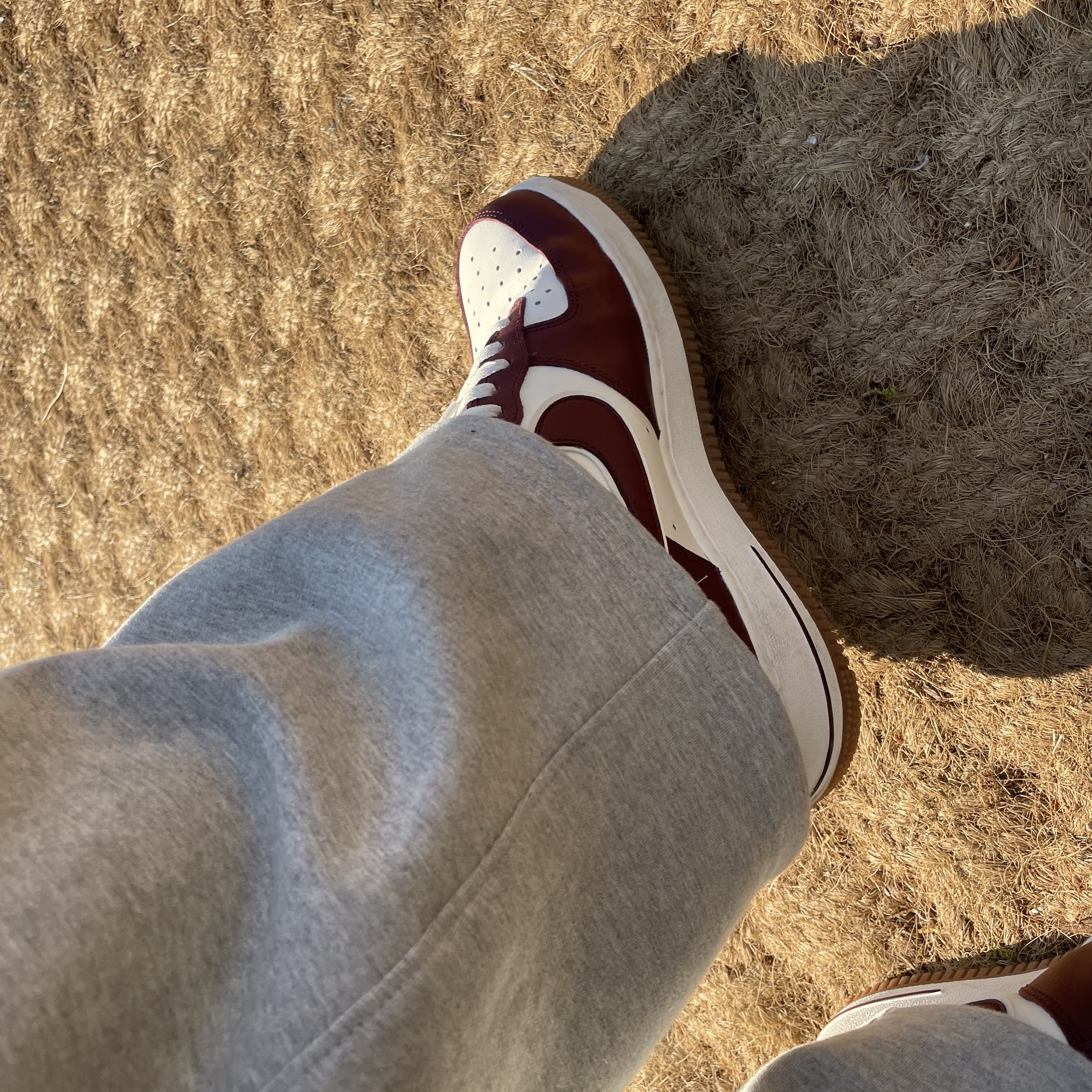 Nike Air Force 1 '07 LV8 Night Maroon 착용 스타일 - 1