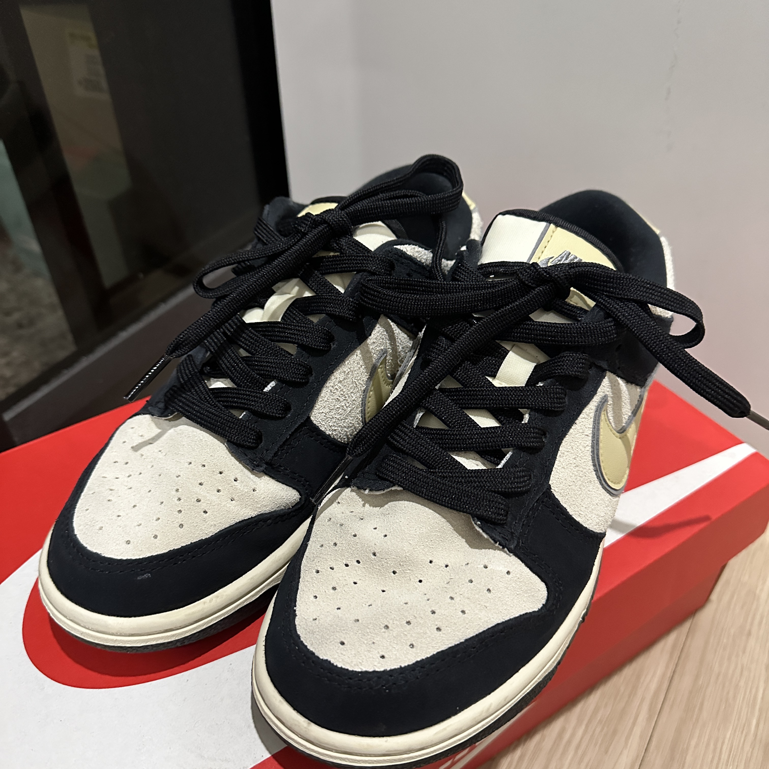 (W) Nike Dunk Low LX Black Suede 착용 스타일 - 3