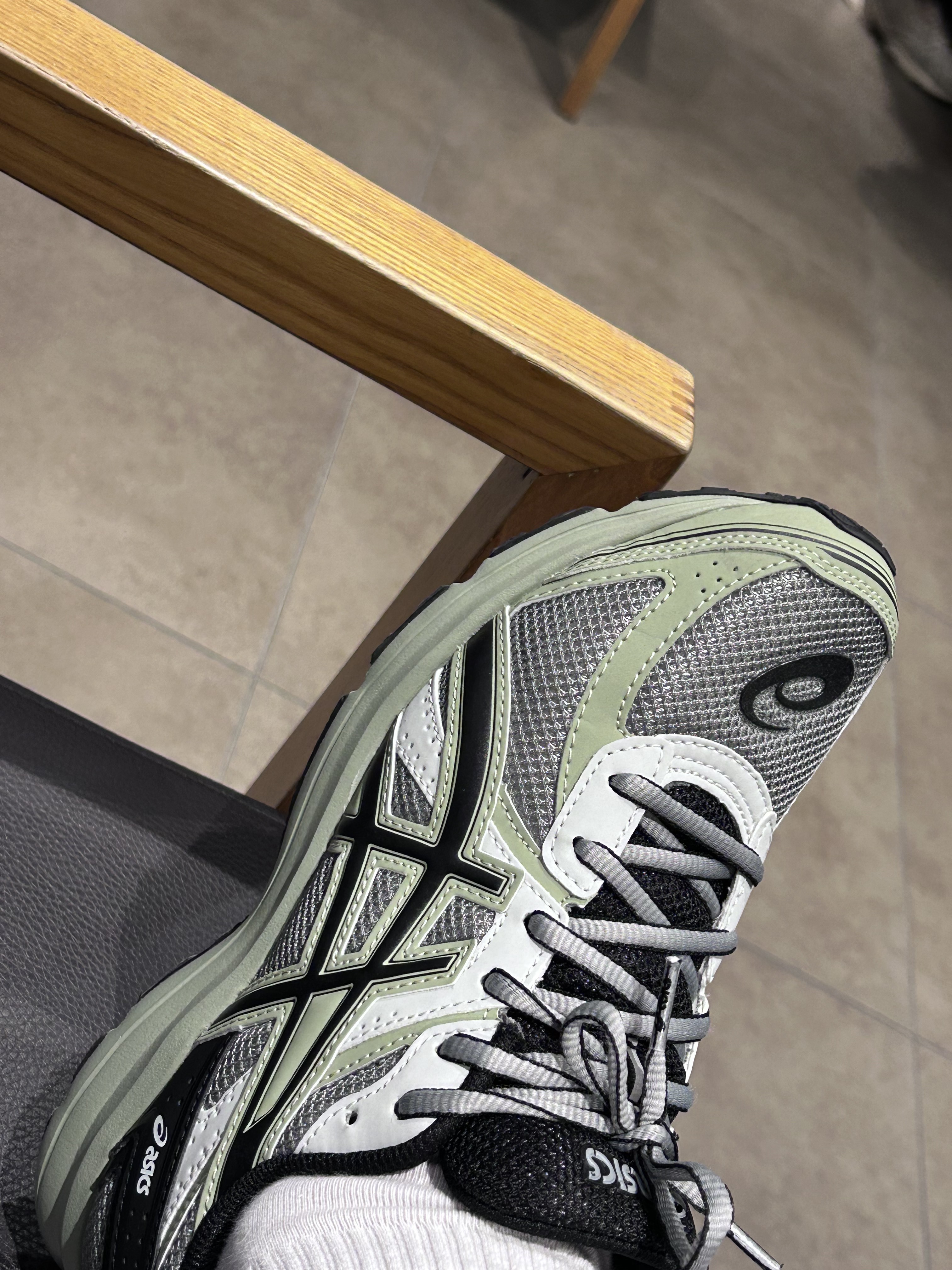 Asics Jog 100 S Sheet Rock - 2E Wide 착용 스타일 - 1
