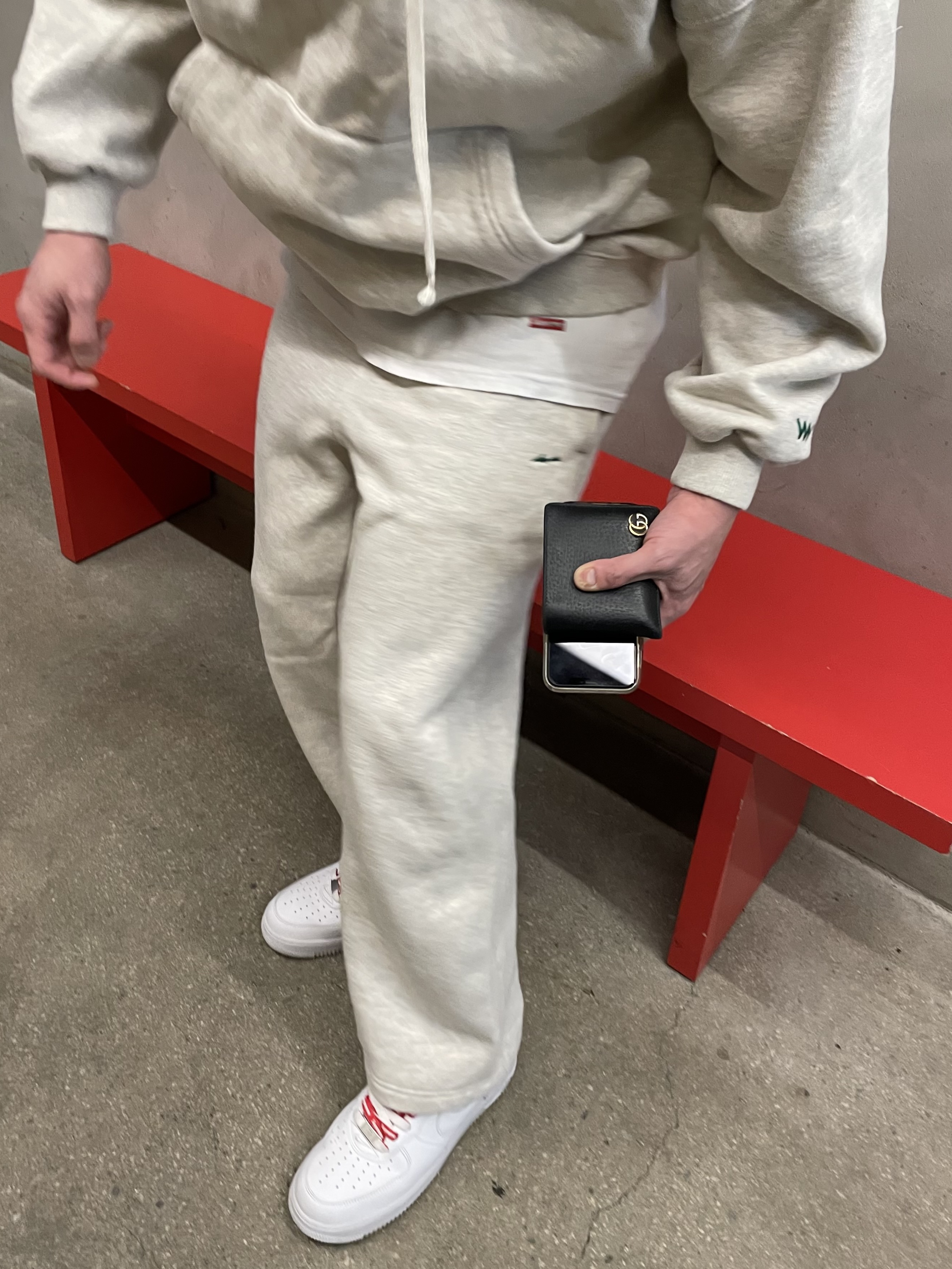 Nike x Supreme Air Force 1 Low White, Gucci GG Marmont Leather Bi-Fold Wallet Black Gold 착용 스타일 - 2