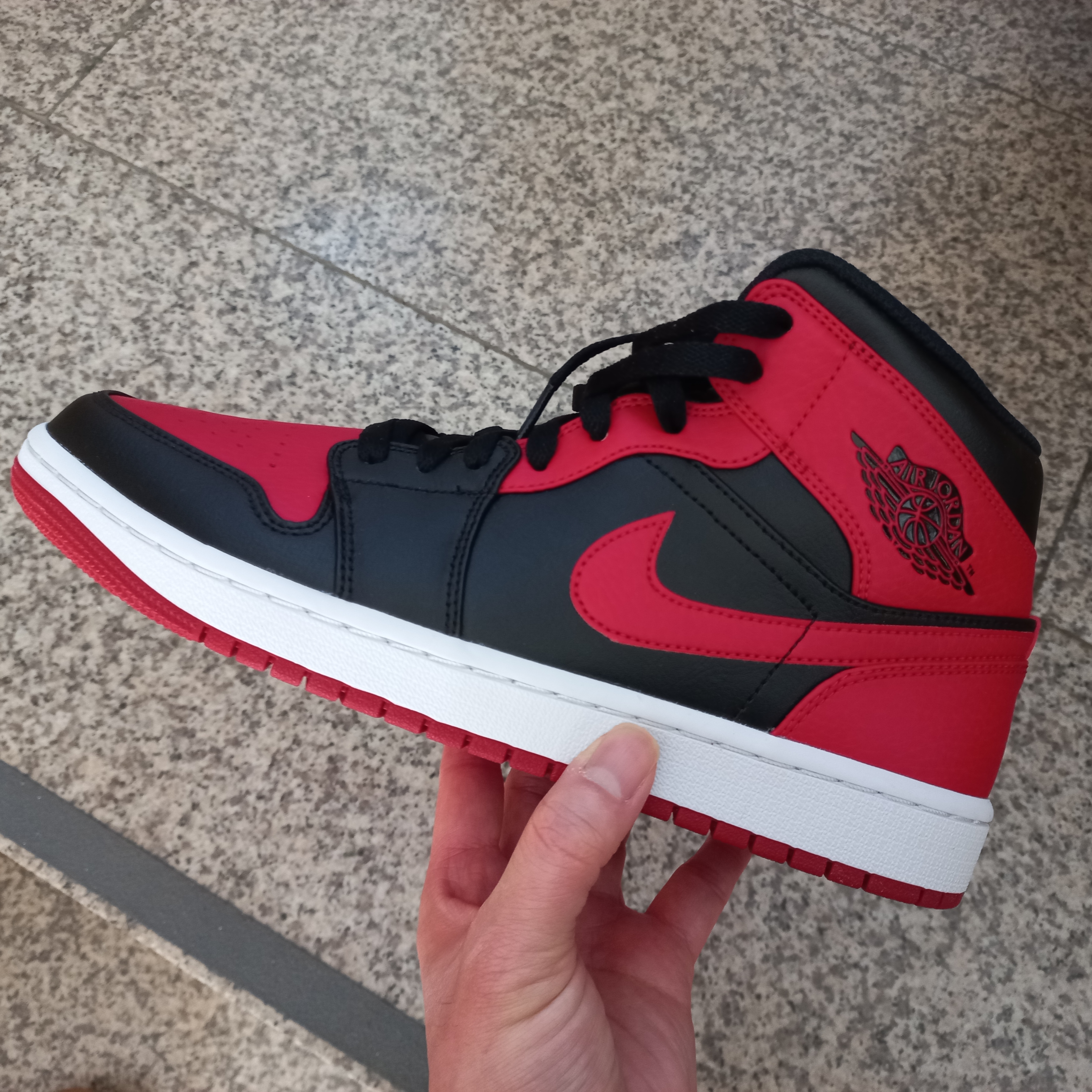 Jordan 1 Mid Bred Banned 2020 착용 스타일 - 3