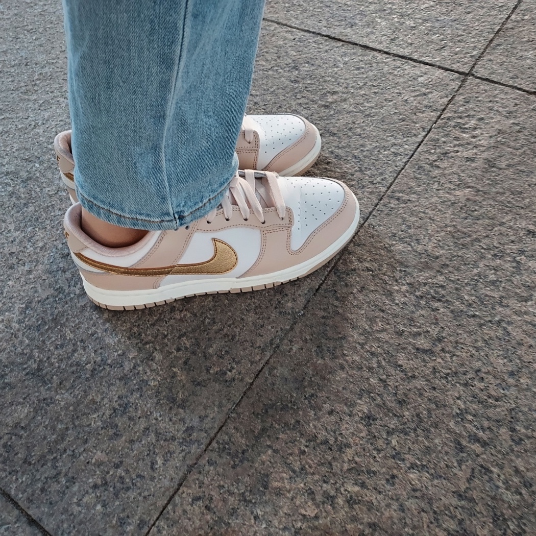 (W) Nike Dunk Low Sanddrift Metallic Gold 착용 스타일