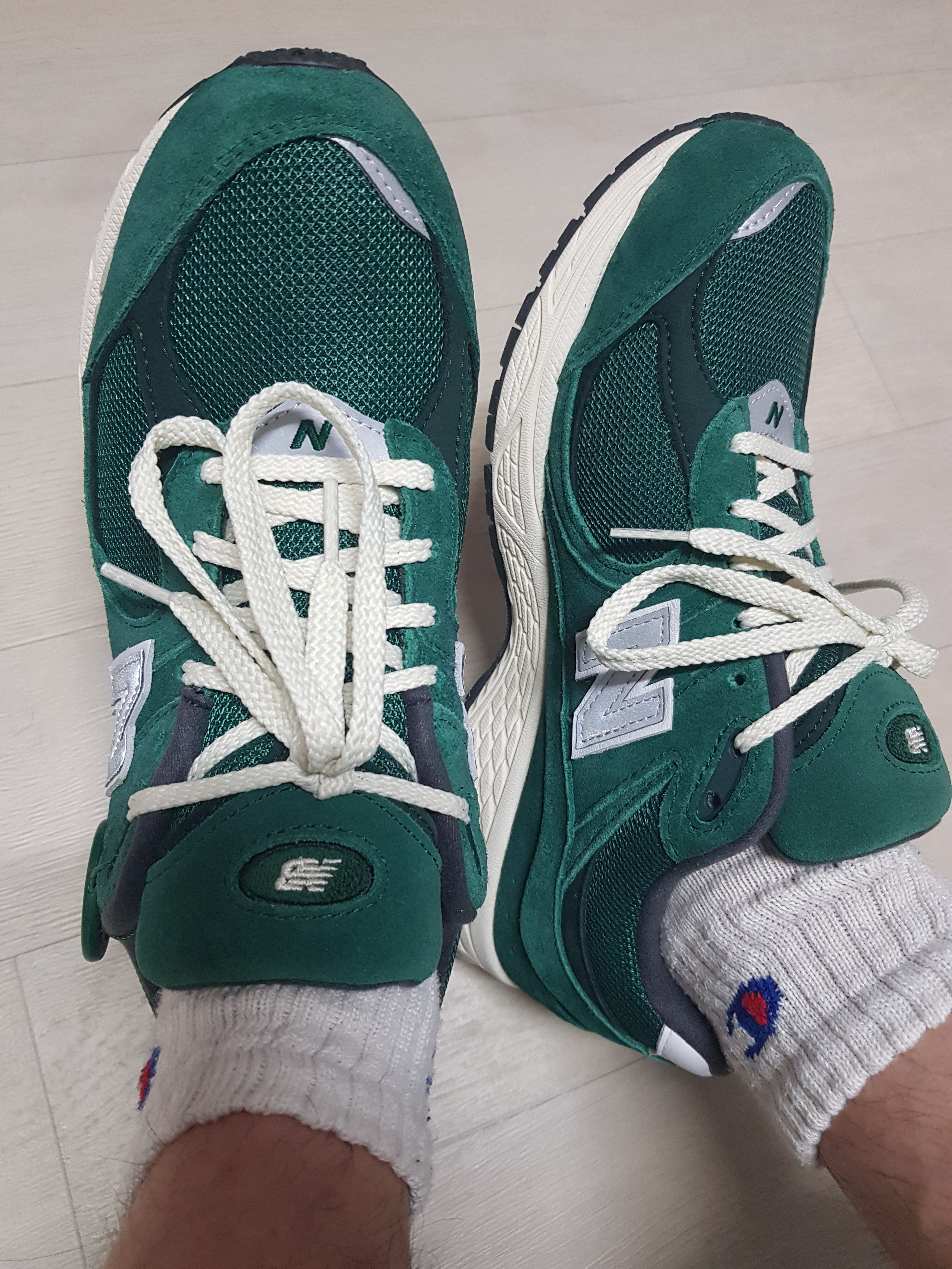 New Balance 2002R Nightwatch Green 착용 스타일