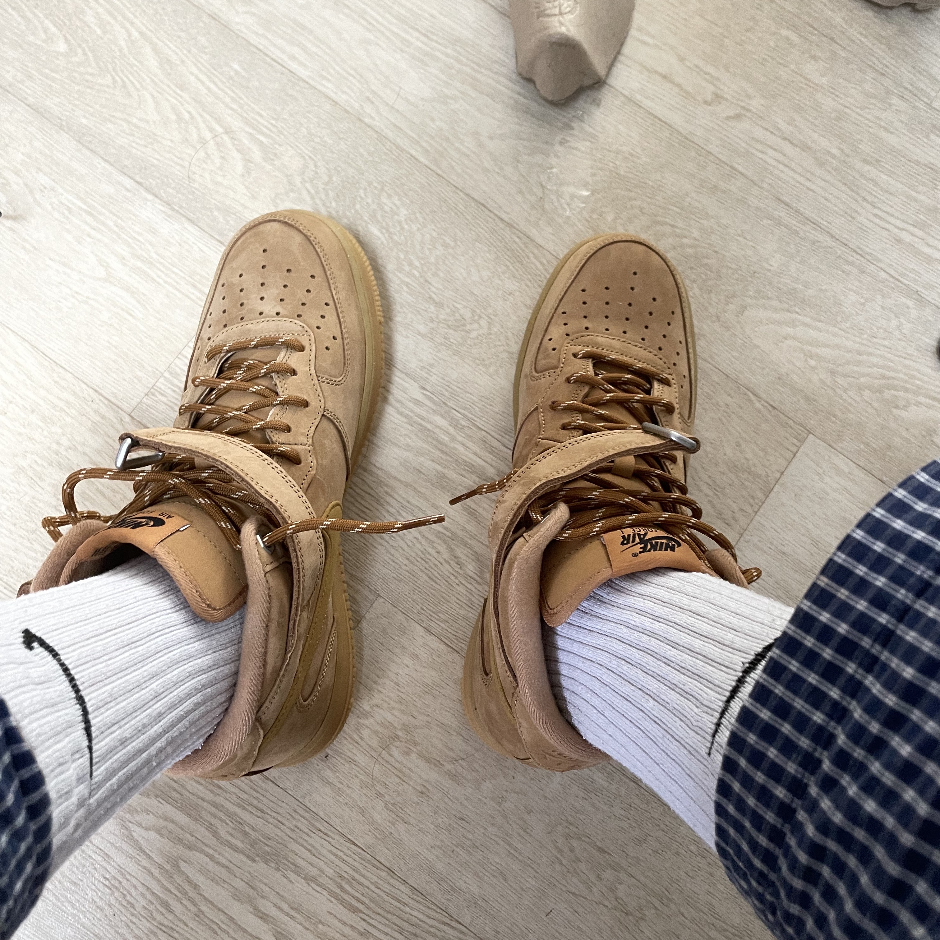 Nike Air Force 1 Mid '07 WB Flax 착용 스타일 - 2