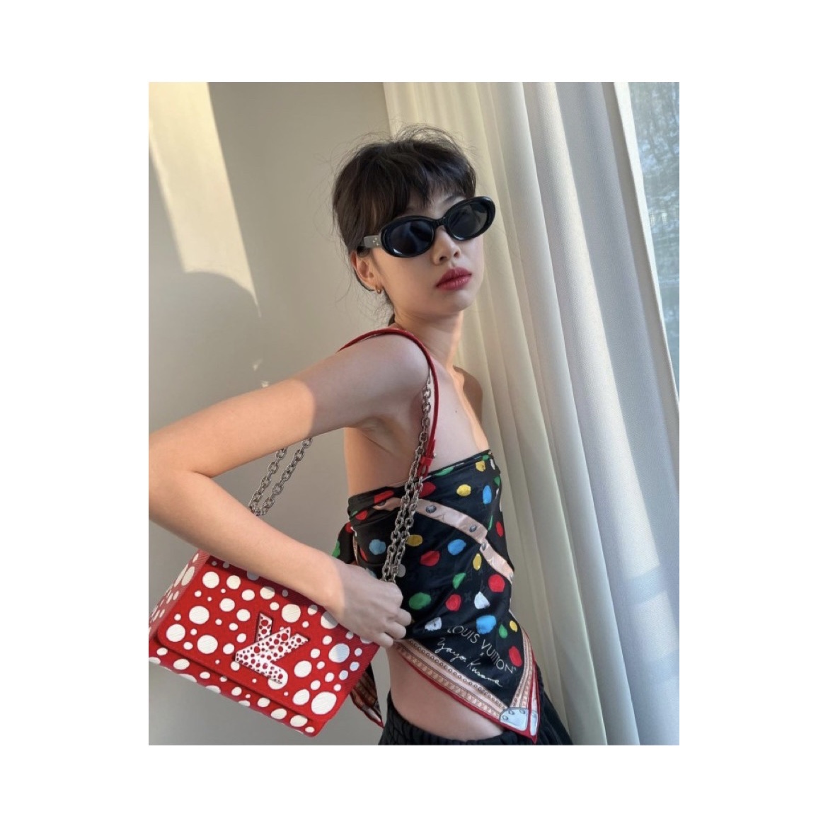 Louis Vuitton x YK Twist MM Red White, Louis Vuitton x YK Capucines MM Black 착용 스타일 - 1