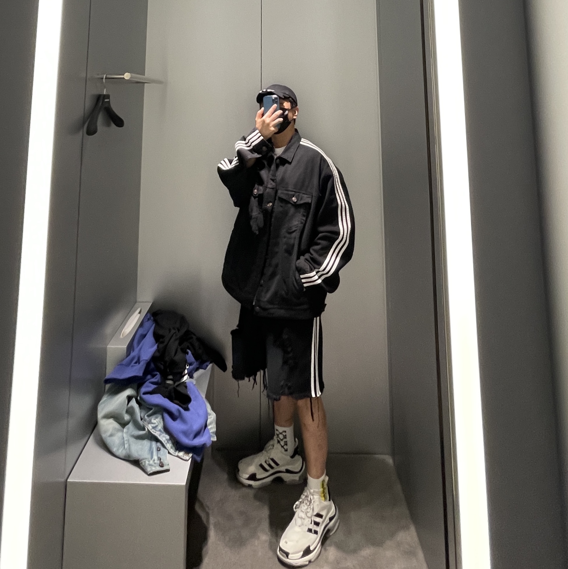 Balenciaga x Adidas Baggy Shorts Black, Balenciaga x Adidas Triple S Sneakers White Black 착용 스타일 - 1