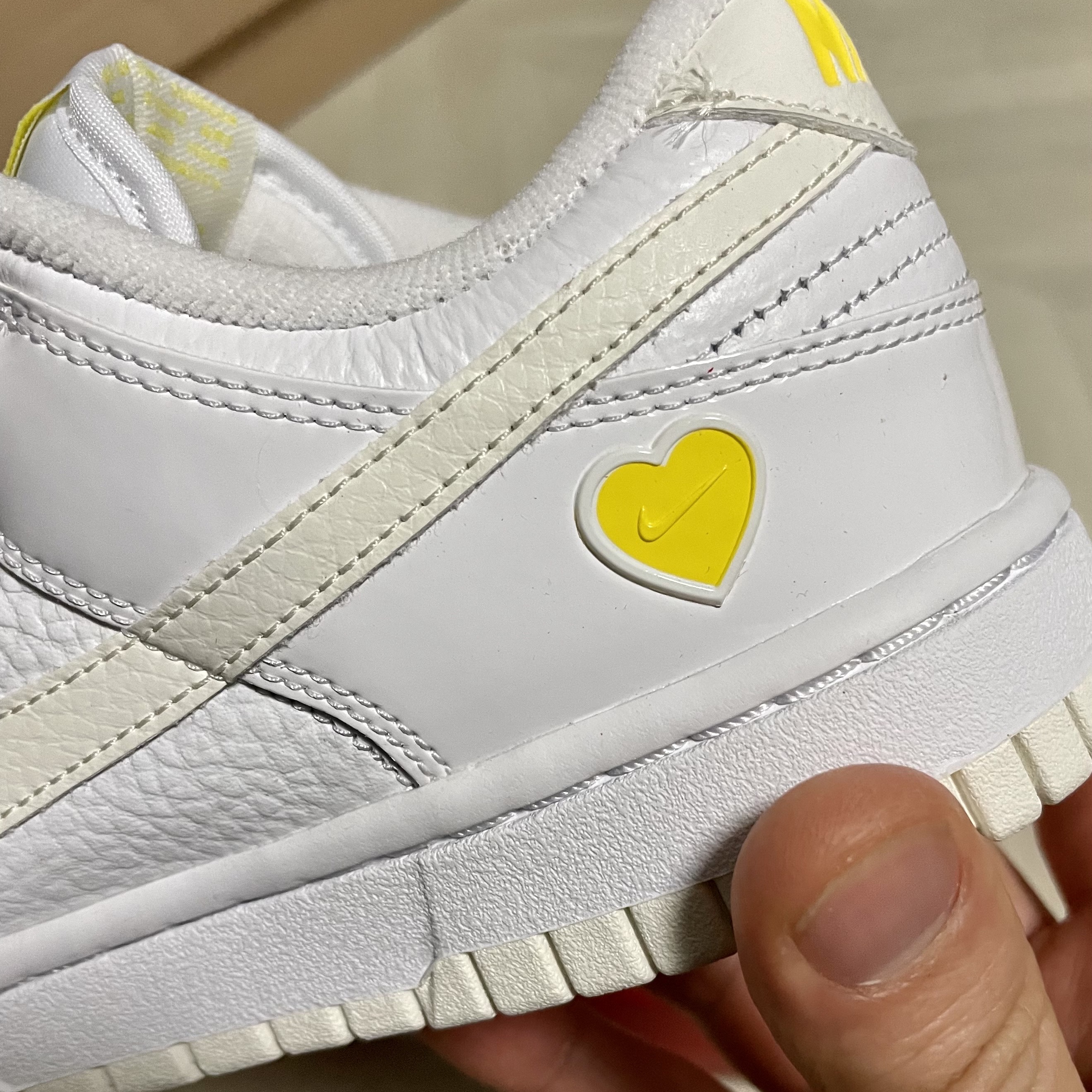 (W) Nike Dunk Low Valentine's Day White Optic Yellow 착용 스타일 - 3