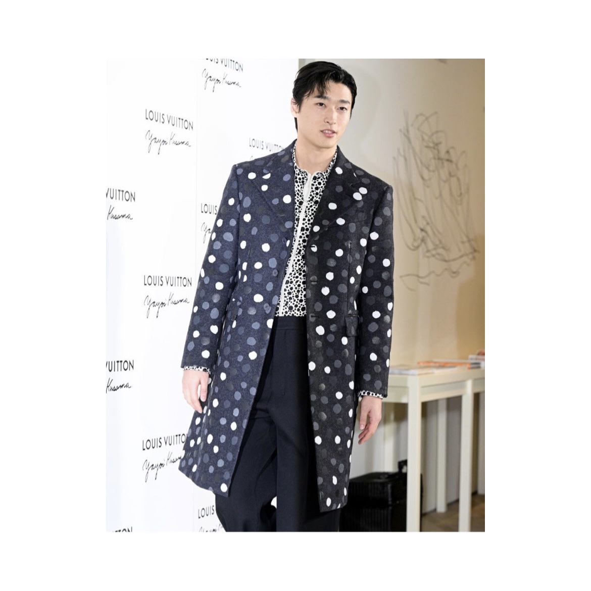 Louis Vuitton x YK Painted Dots Printed Coat Sea Lion Grey 착용 스타일 - 2
