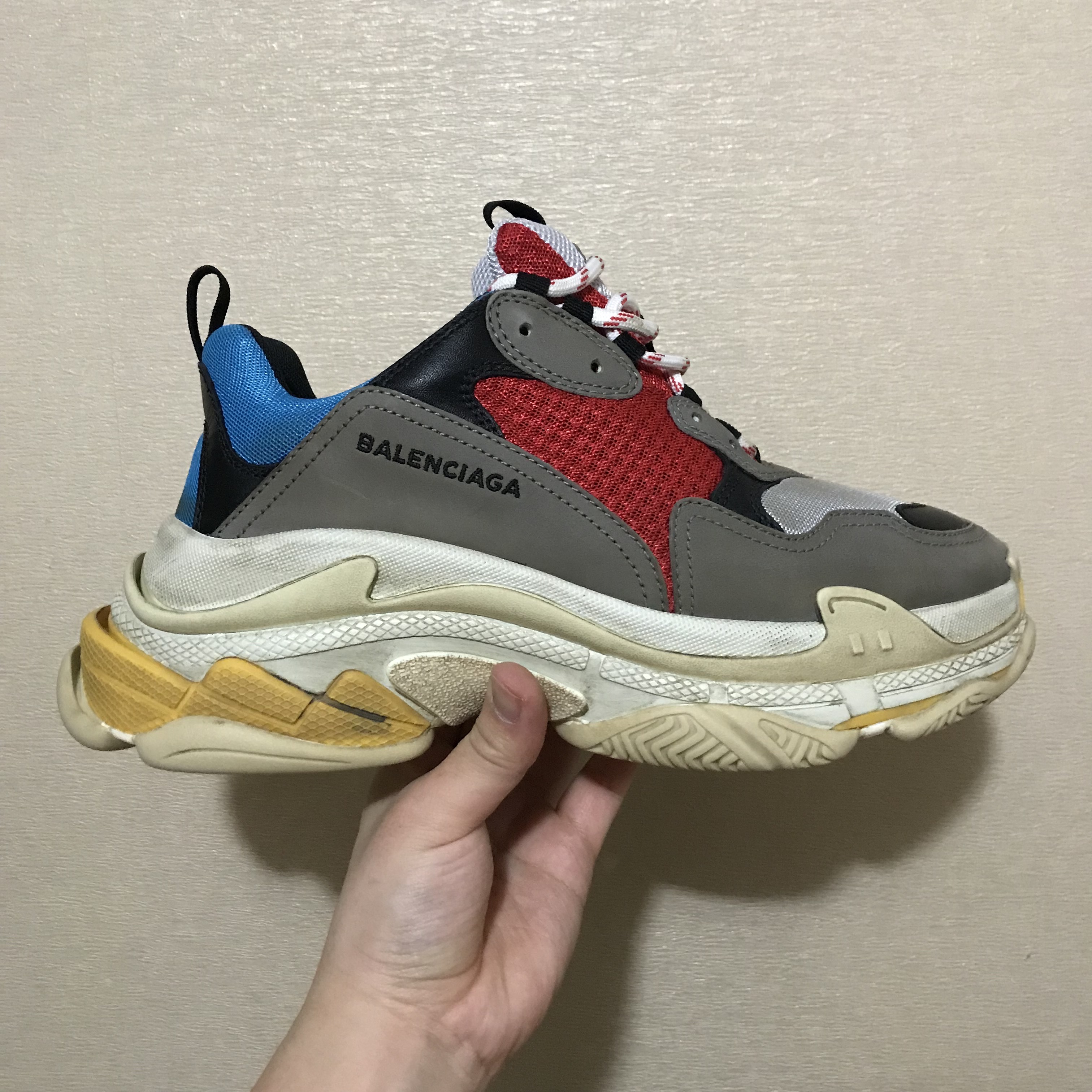 Balenciaga Triple S Grey Red Blue 2018 Reissue 착용 스타일