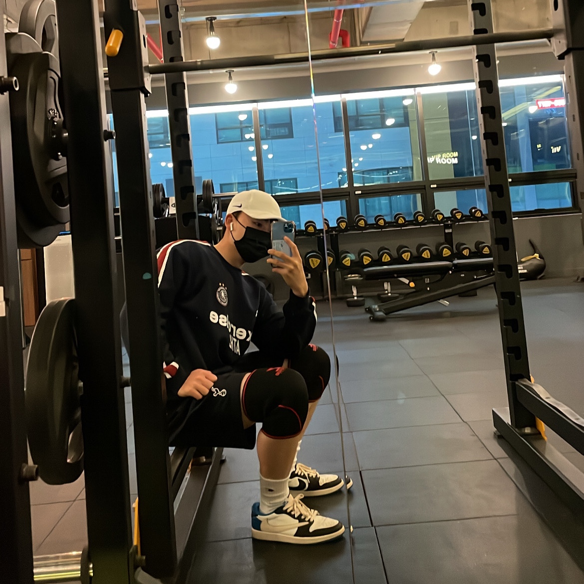Nike x Drake Nocta Cardinal Stock Essential Cap White, Jordan 1 x Travis Scott x Fragment Retro Low OG SP Military Blue 착용 스타일